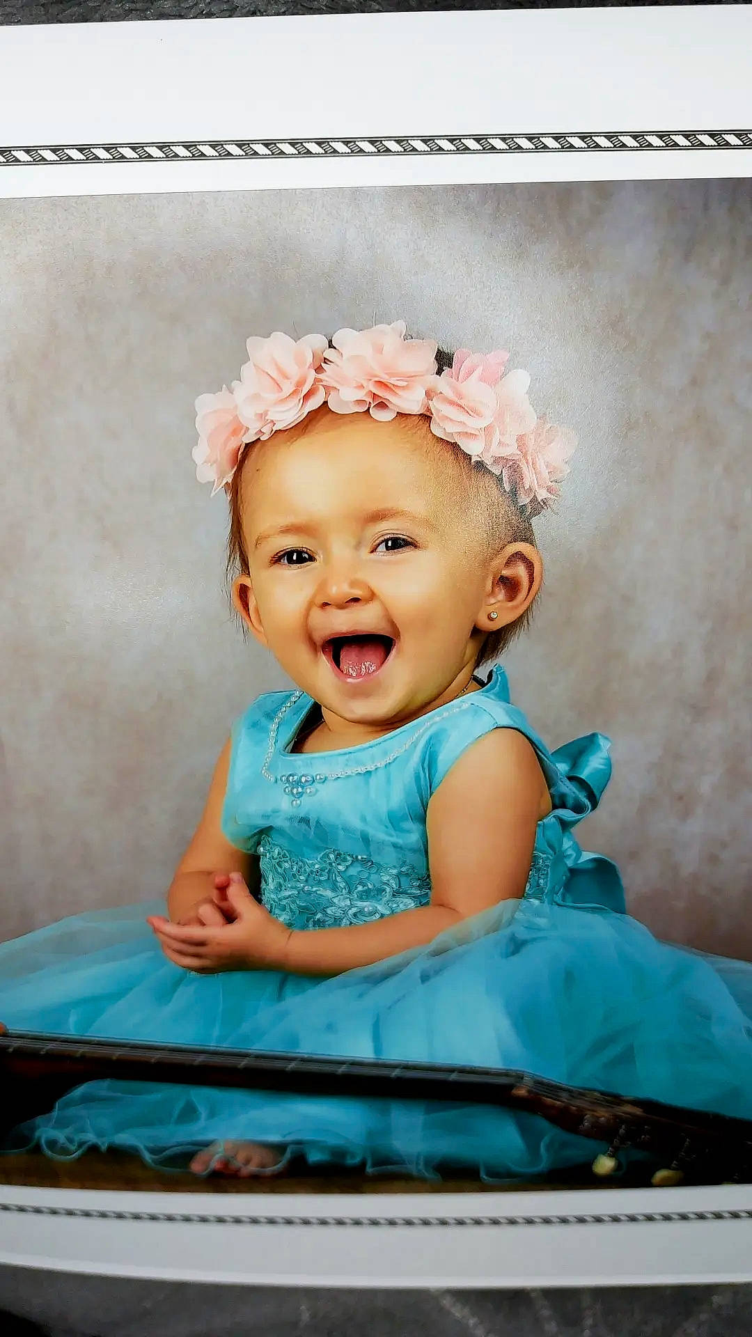 Molly a rejoint le concours — aidez-le/la à gagner de superbes lots ! aqua, baby, baby_toddler_clothing, cheek, child, eye, flash_photography, fun, hair_accessory, happy, headband, headpiece, iris, jewellery, magenta, person, picture_frame, pink, sleeve, smile