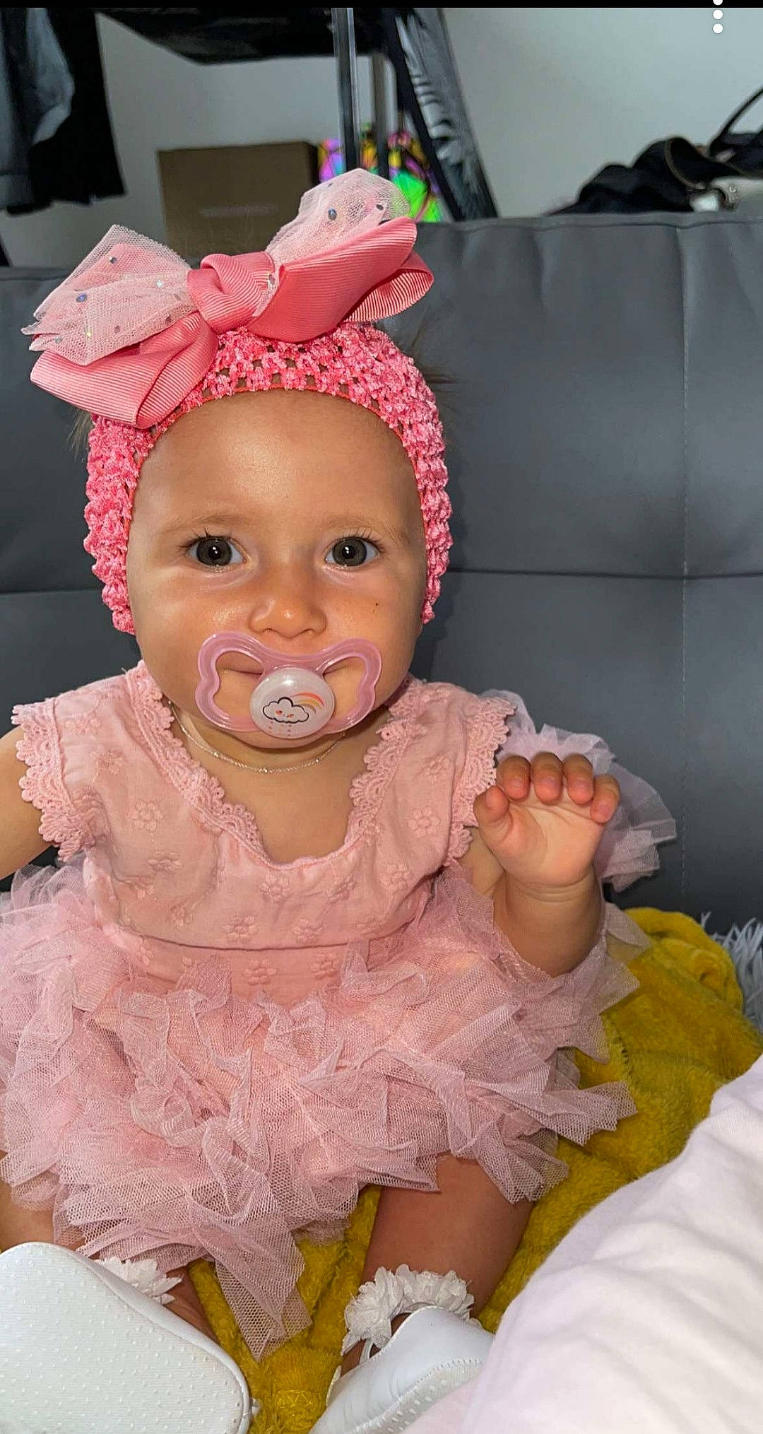 Molly a rejoint le concours — aidez-le/la à gagner de superbes lots ! baby, baby_toddler_clothing, chair, cheek, chin, comfort, dress, eye, finger, happy, head, headwear, iris, lip, mouth, nose, people, person, pink, skin