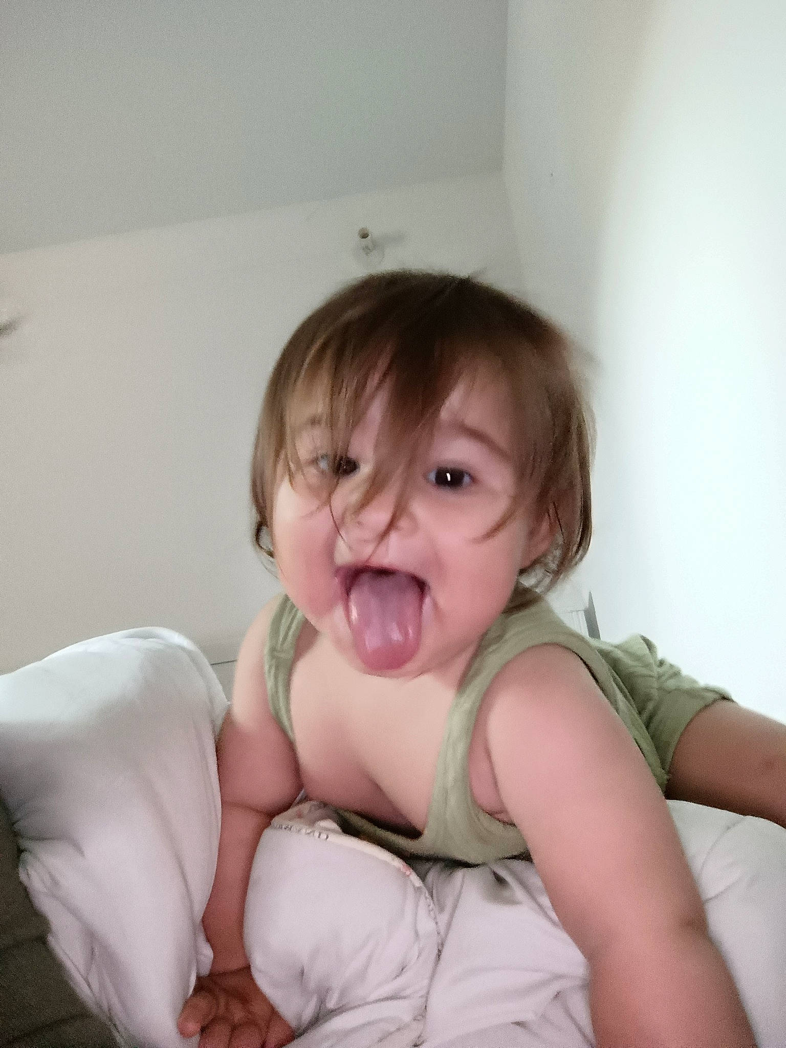 Elly participe au concours pour gagner de l'argent avec cette photo : abdomen, baby, baby_toddler_clothing, bed, cheek, chest, child, comfort, elbow, finger, foot, gesture, happy, human_body, jaw, linens, nose, person, smile, thumb