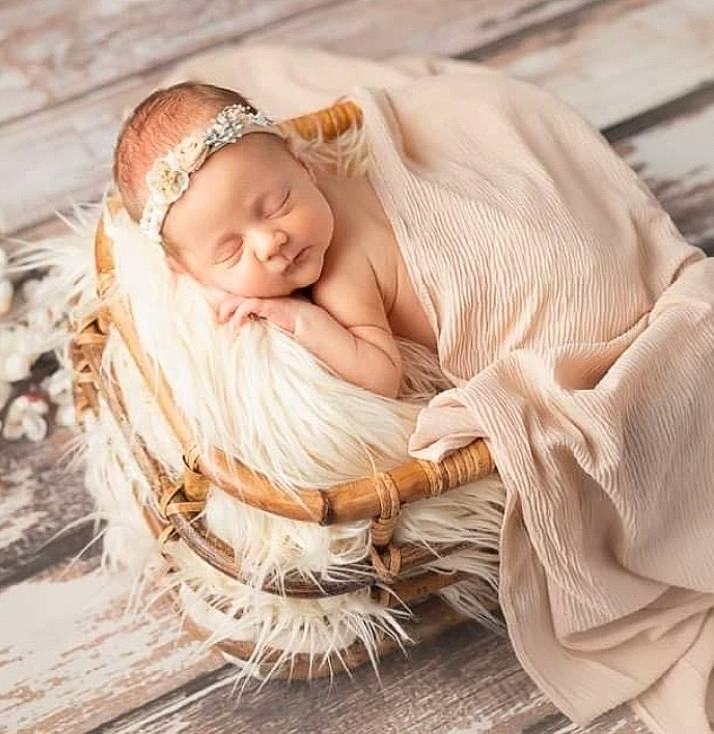 Maëlys participe au concours pour gagner de l'argent avec cette photo : baby, baby_sleeping, bridal_accessory, child, comfort, eye, fashion_accessory, flash_photography, flooring, fur, hair_accessory, happy, head, headpiece, headwear, human_body, linens, person, skin, textile