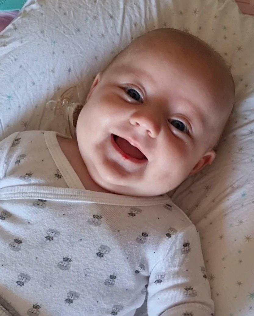 Maëlys participe au concours pour gagner de l'argent avec cette photo : baby, baby_toddler_clothing, cheek, comfort, eye, face, happy, head, iris, lip, nose, person, pink, product, skin, sleeve, smile, textile, toddler, tooth