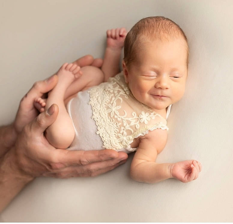 Maëlys a rejoint le concours — aidez-le/la à gagner de superbes lots ! arm, baby, baby_toddler_clothing, cheek, chin, comfort, finger, gesture, hand, head, human_body, leg, neck, nose, person, skin, sleeve, stomach, thumb, toddler