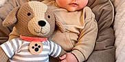 Vicente a rejoint le concours — aidez-le/la à gagner de superbes lots ! baby, baby_clothing, blanket, child, childhood, cozy, cushion, cute, face, hand, indoors, infant, knitted_dog, pillow, plush_toy, portrait, sitting, smiling, soft_toys, warm