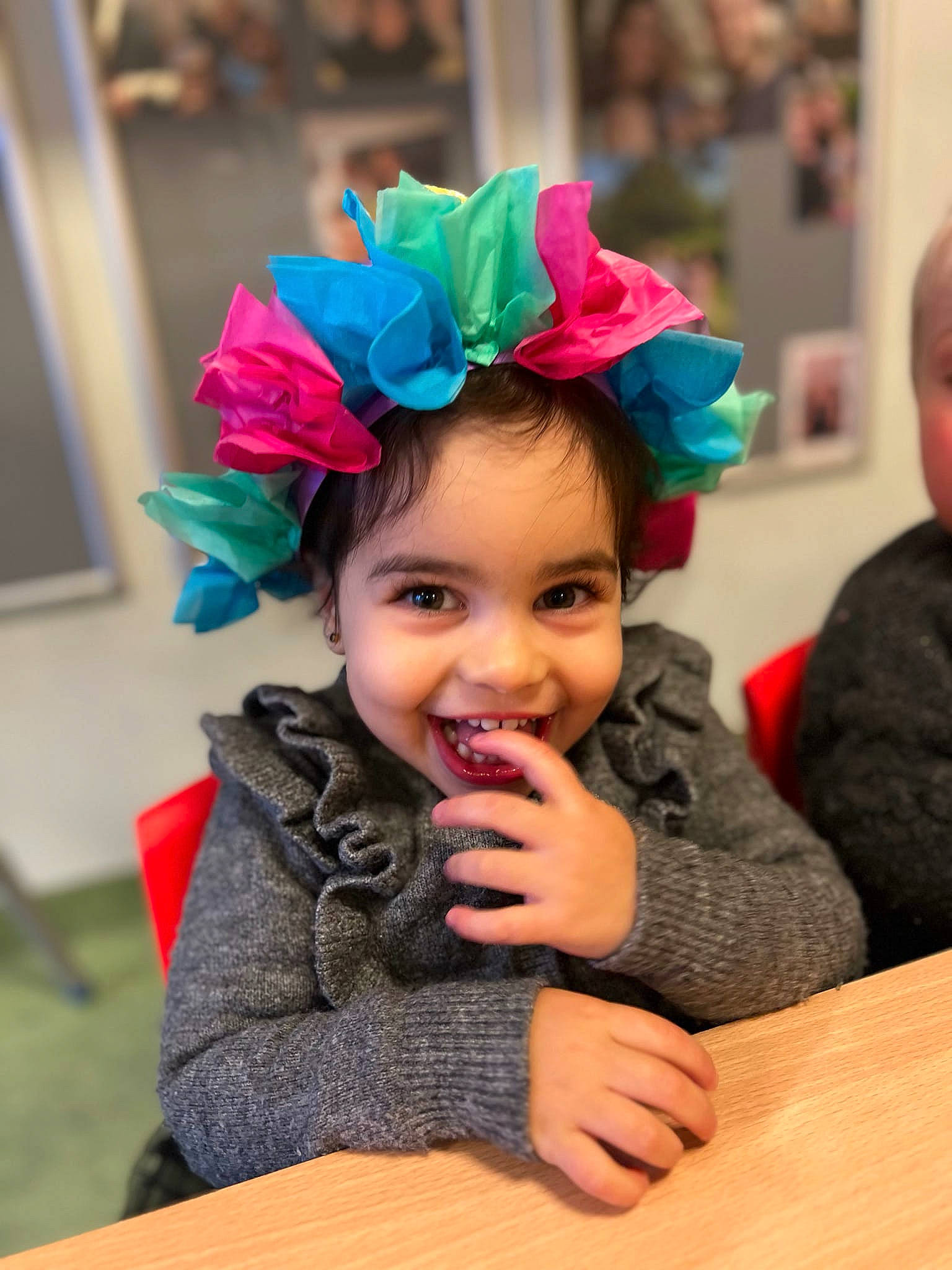 Lilia participe au concours pour gagner de l'argent avec cette photo : beauty, chair, child, event, fashion_accessory, fun, hair_accessory, hairstyle, happy, headband, headpiece, joy, magenta, person, petal, pink, purple, skin, smile, snapshot
