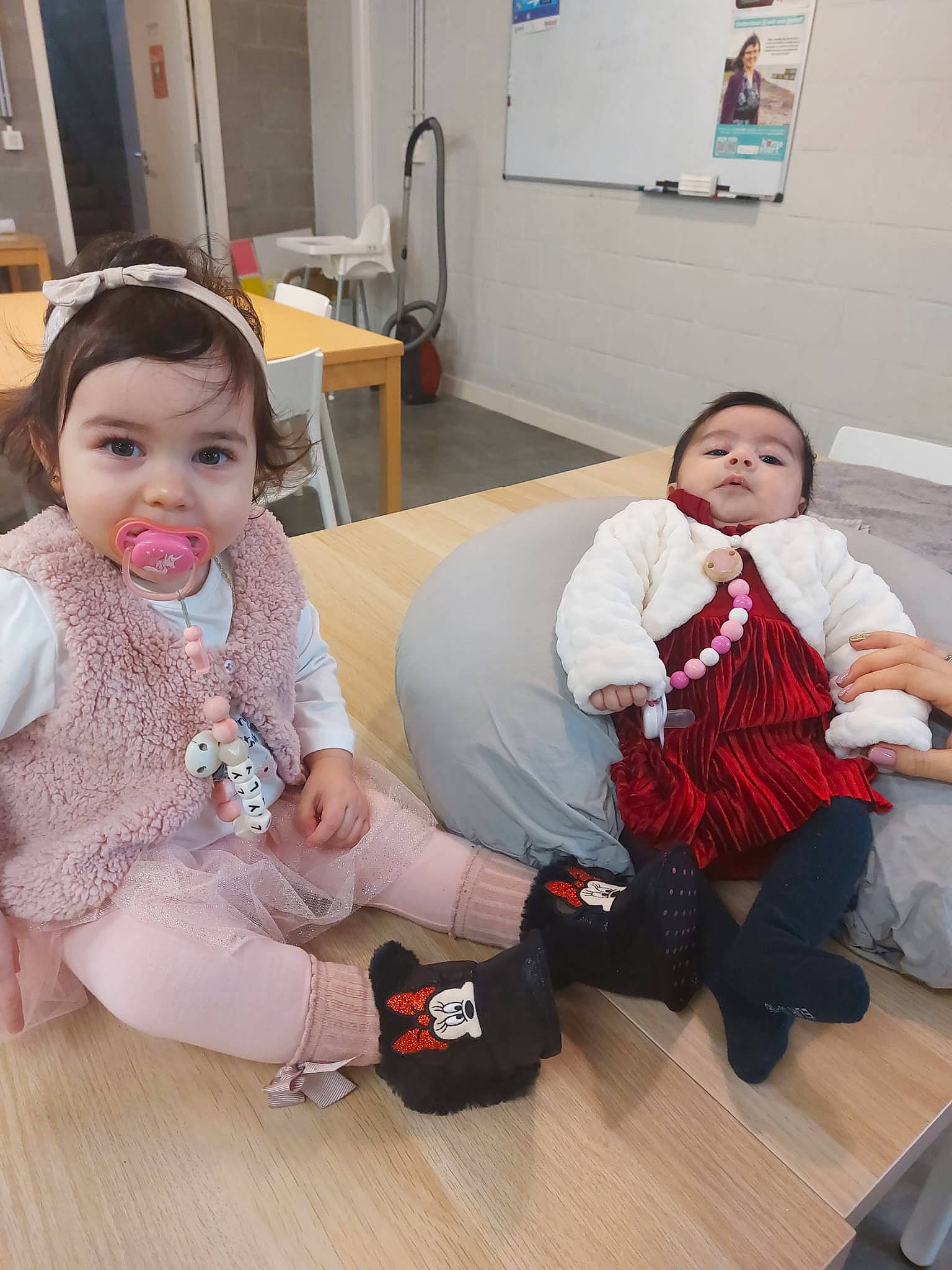 Lilia participe au concours pour gagner de l'argent avec cette photo : baby, baby_toddler_clothing, bag, child, comfort, event, face, floor, flooring, fun, happy, lap, luggage_and_bags, person, room, sitting, skin, snapshot, sock, toddler