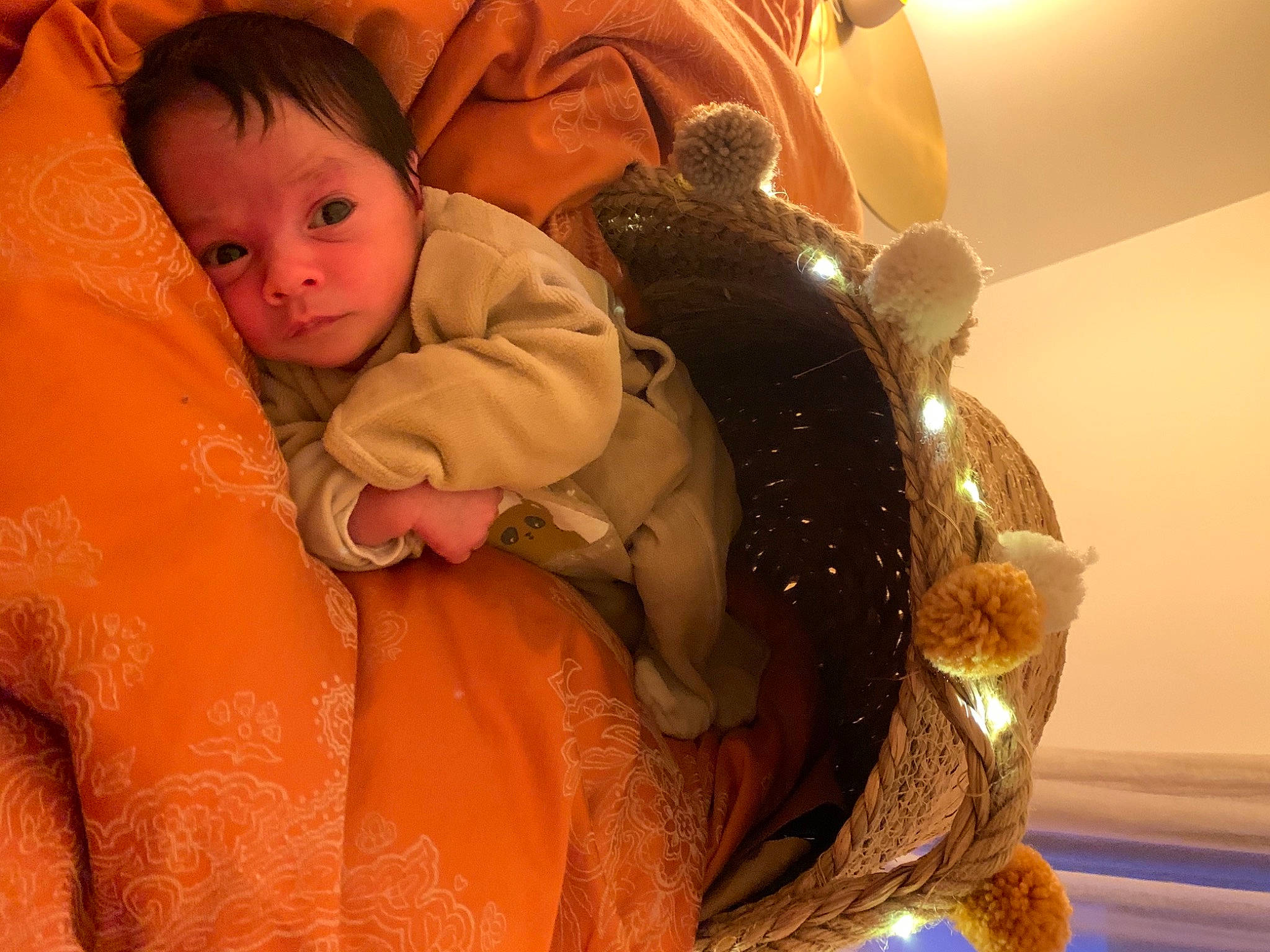 Noa a rejoint le concours — aidez-le/la à gagner de superbes lots ! baby, baby_products, baby_toddler_clothing, bedtime, cheek, child, comfort, love, orange, person, toddler