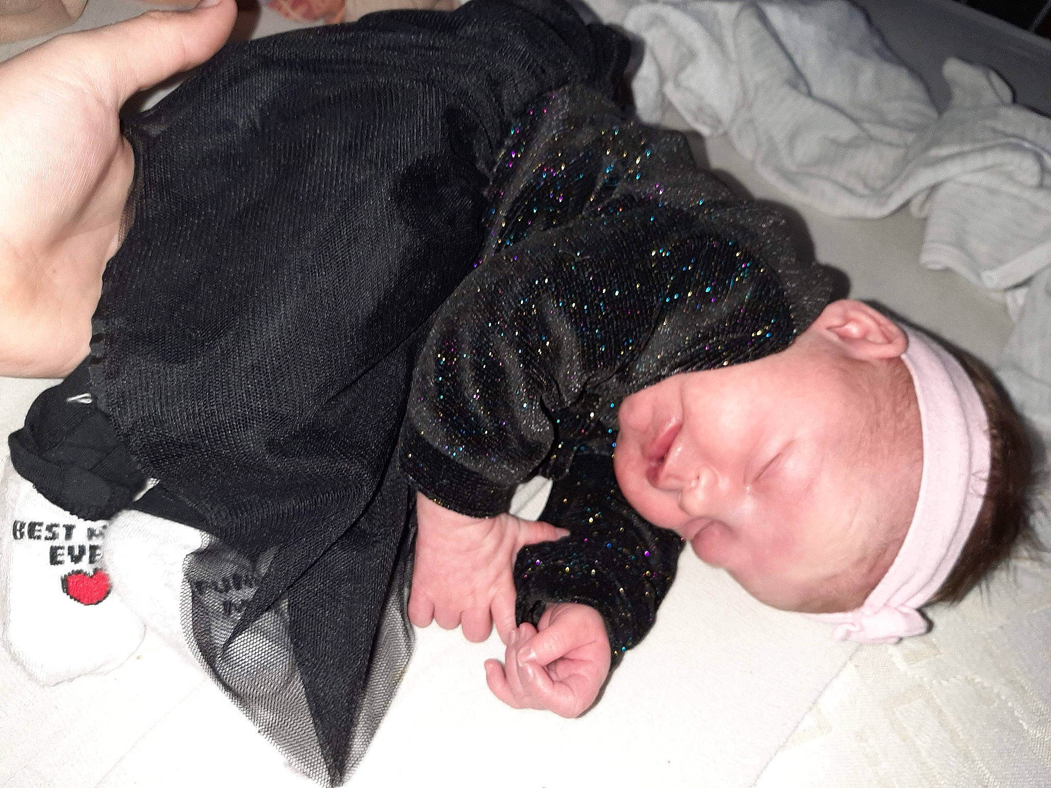 Lhéa a rejoint le concours — aidez-le/la à gagner de superbes lots ! black_hair, ear, finger, gesture, hair, hand, long_hair, person