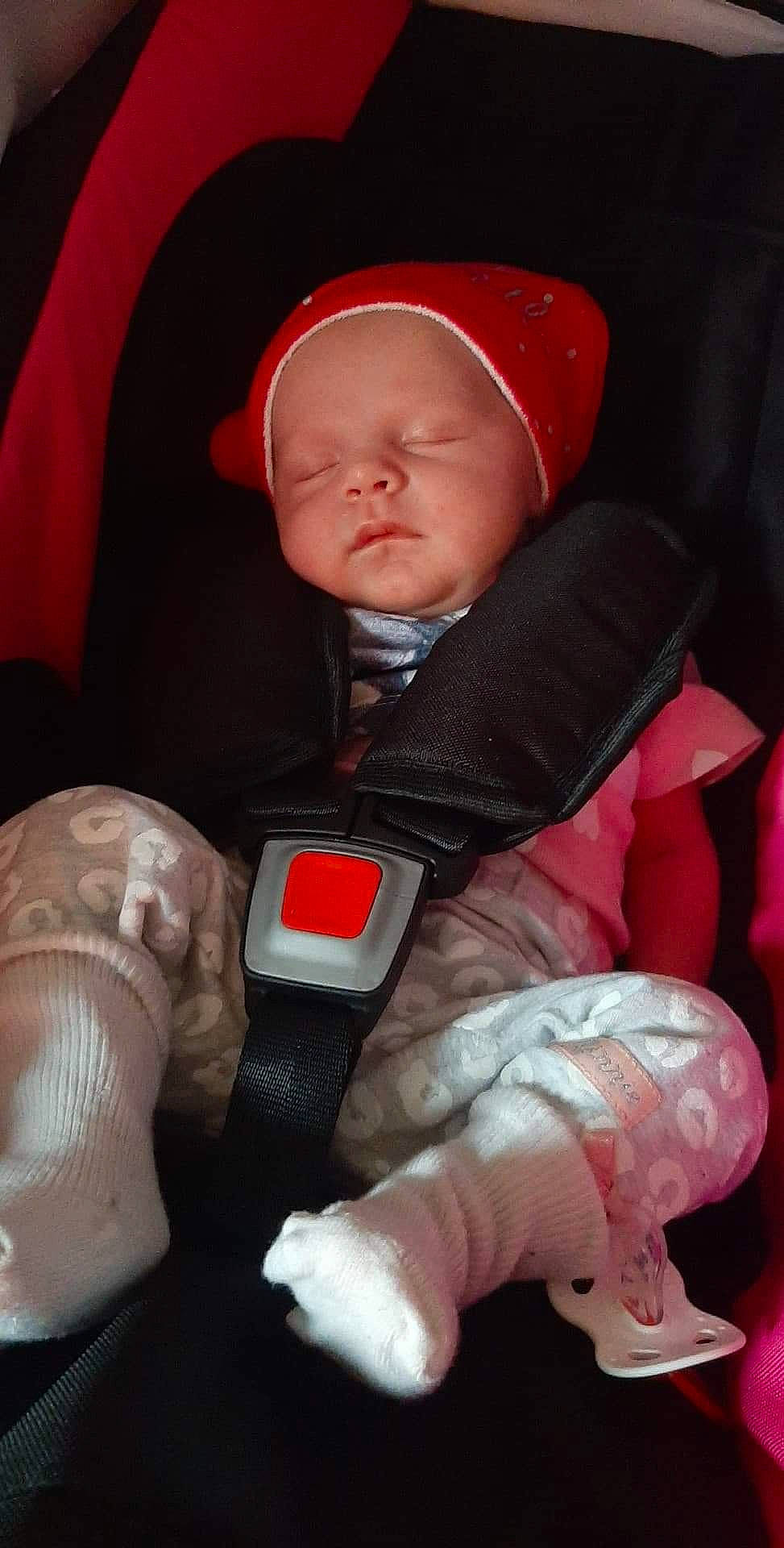 Lhéa a rejoint le concours — aidez-le/la à gagner de superbes lots ! baby, car_seat, cheek, child, fun, person, pink, play, sitting, toddler