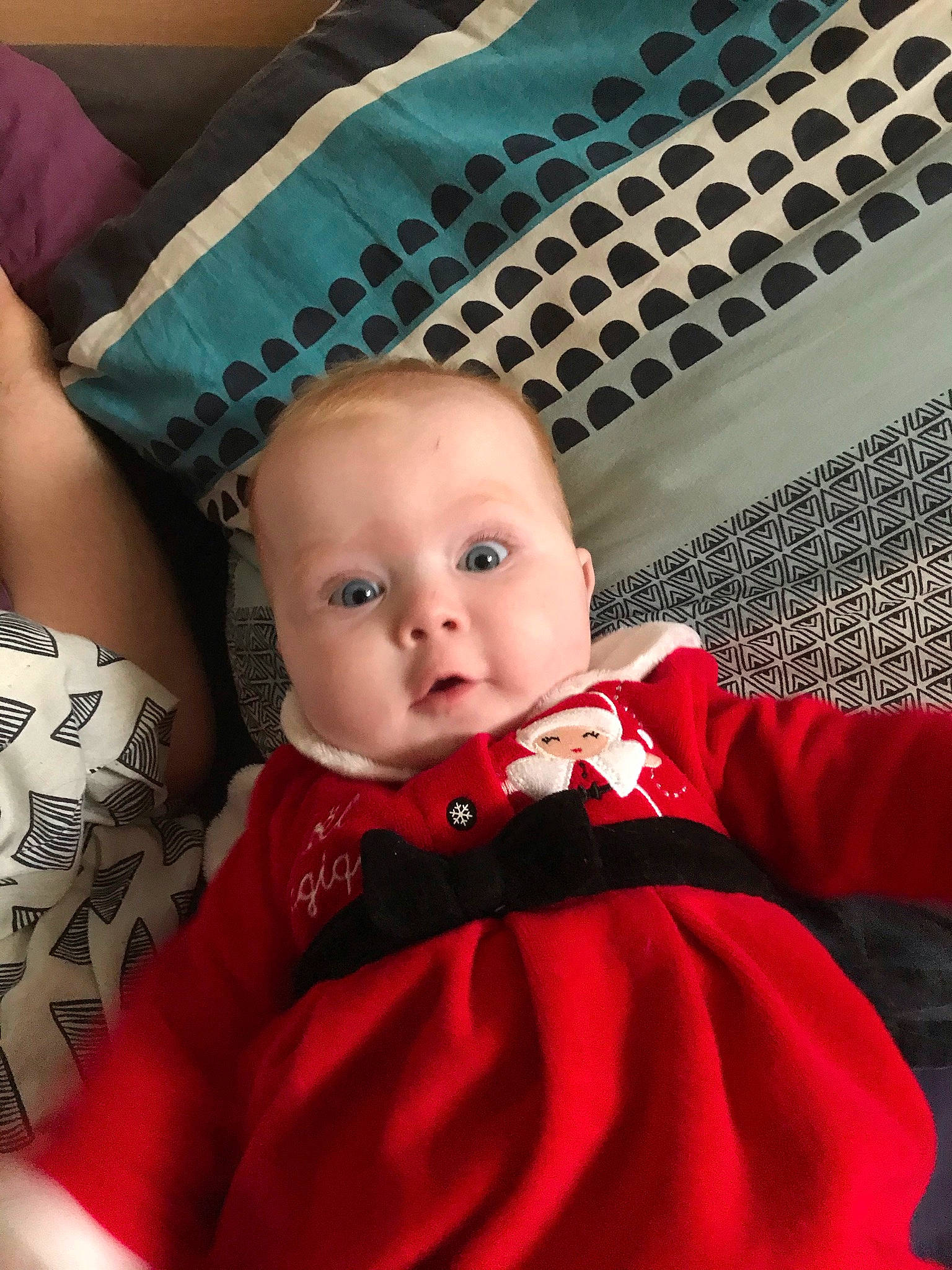 Maëlys participe au concours pour gagner de l'argent avec cette photo : aqua, baby, baby_products, baby_toddler_clothing, button, embellishment, linens, person, teal, textile, throw_pillow, toddler, turquoise