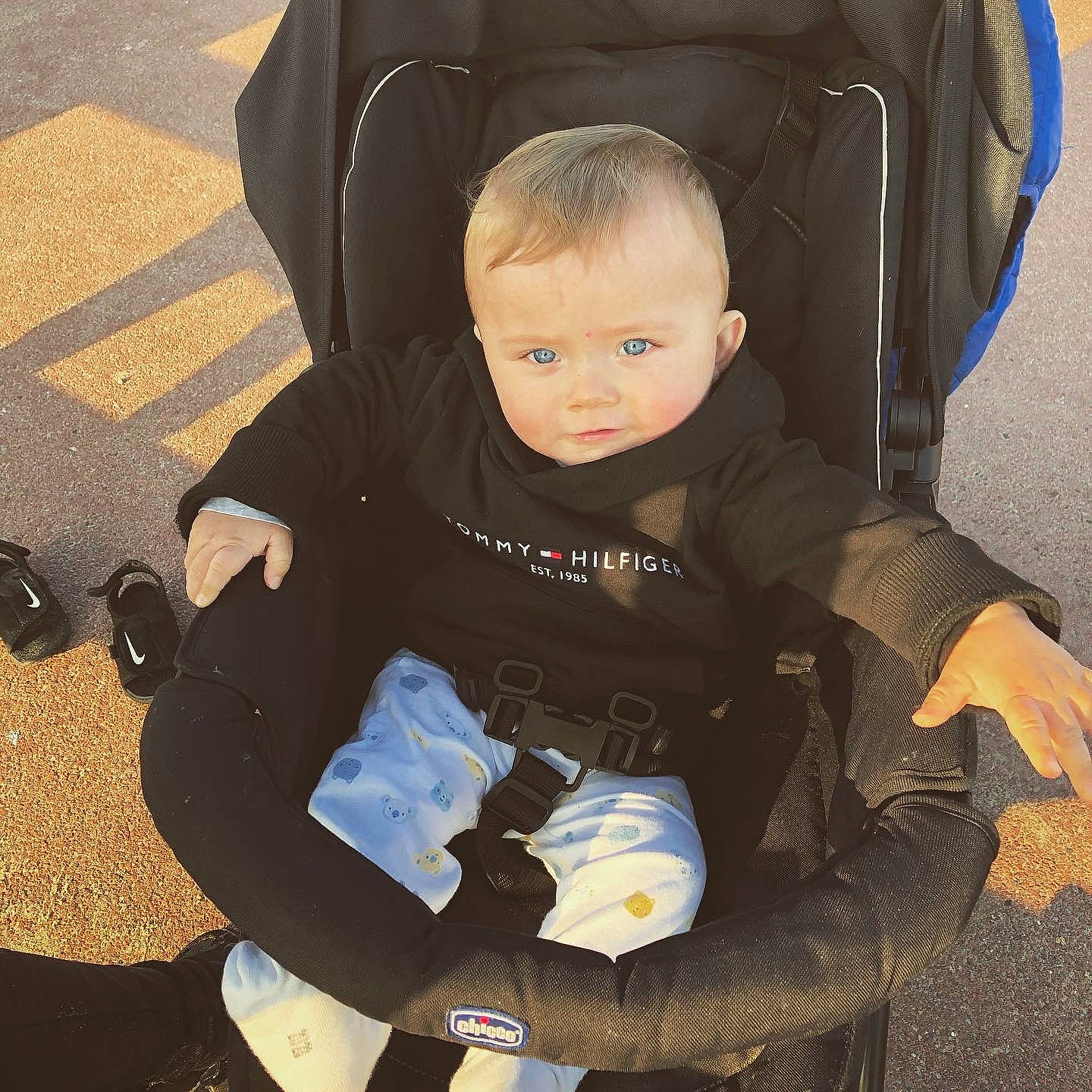 Kelyan participe au concours pour gagner de l'argent avec cette photo : armrest, auto_part, baby, baby_carriage, baby_products, baby_safety, baby_toddler_clothing, bag, car_seat, chair, child, comfort, electric_blue, fun, lap, person, sitting, sleeve, thigh, toddler