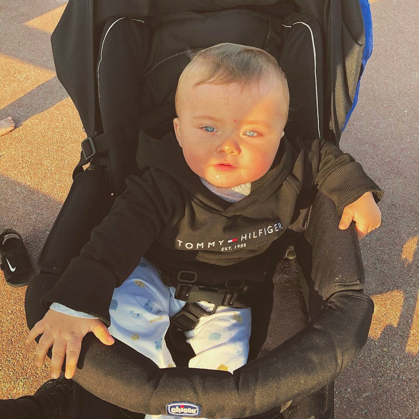 Kelyan a rejoint le concours — aidez-le/la à gagner de superbes lots ! auto_part, baby, baby_carriage, baby_products, baby_safety, baby_toddler_clothing, bag, car_seat, chair, child, comfort, electric_blue, eye, fun, head, iris, person, personal_protective_equipment, sitting, sleeve