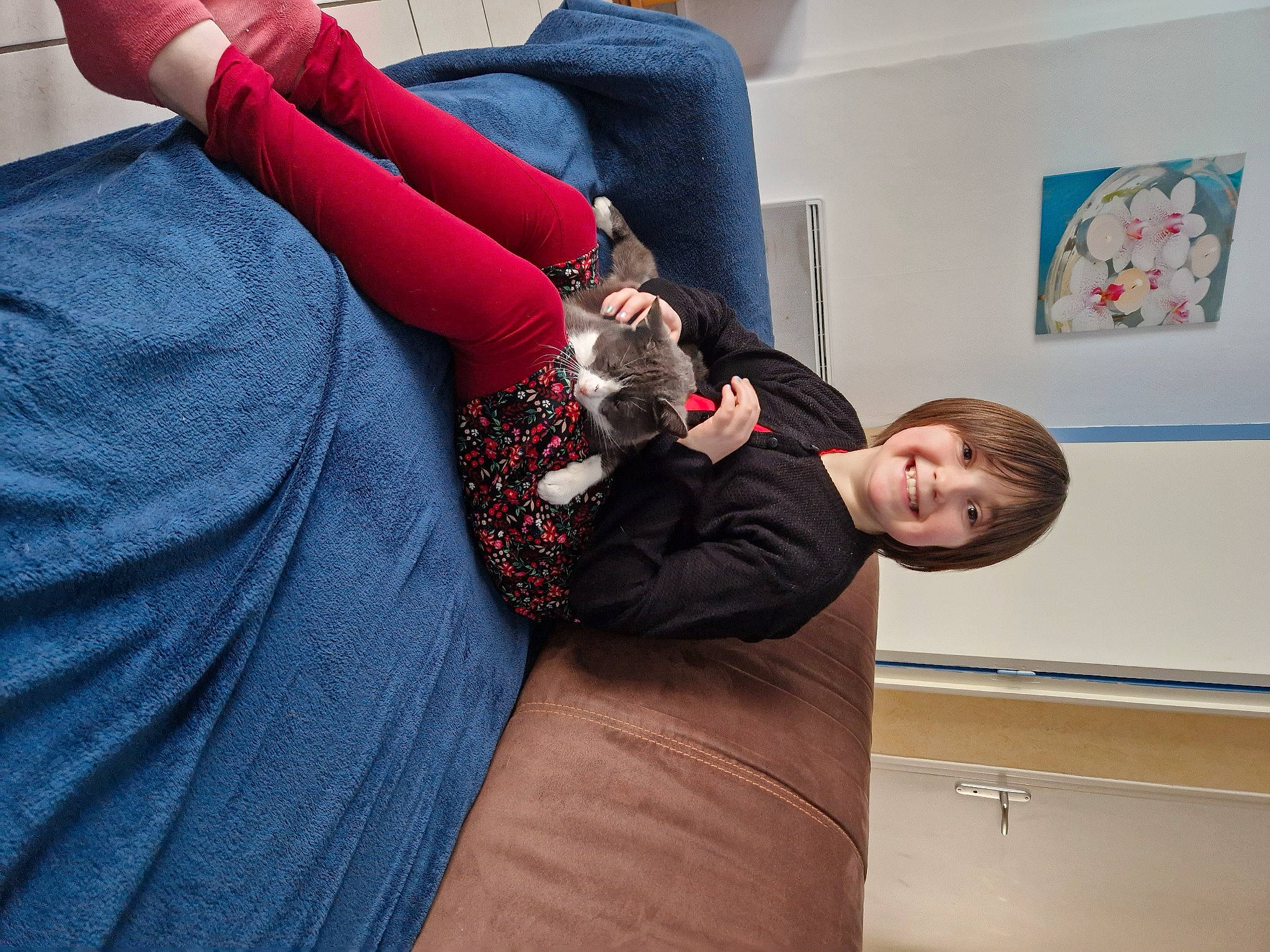 Léana a rejoint le concours — aidez-le/la à gagner de superbes lots ! carmine, comfort, couch, denim, elbow, electric_blue, event, formal_wear, gesture, human_leg, joy, knee, linens, person, picture_frame, room, sitting, sleeve, suit, tie