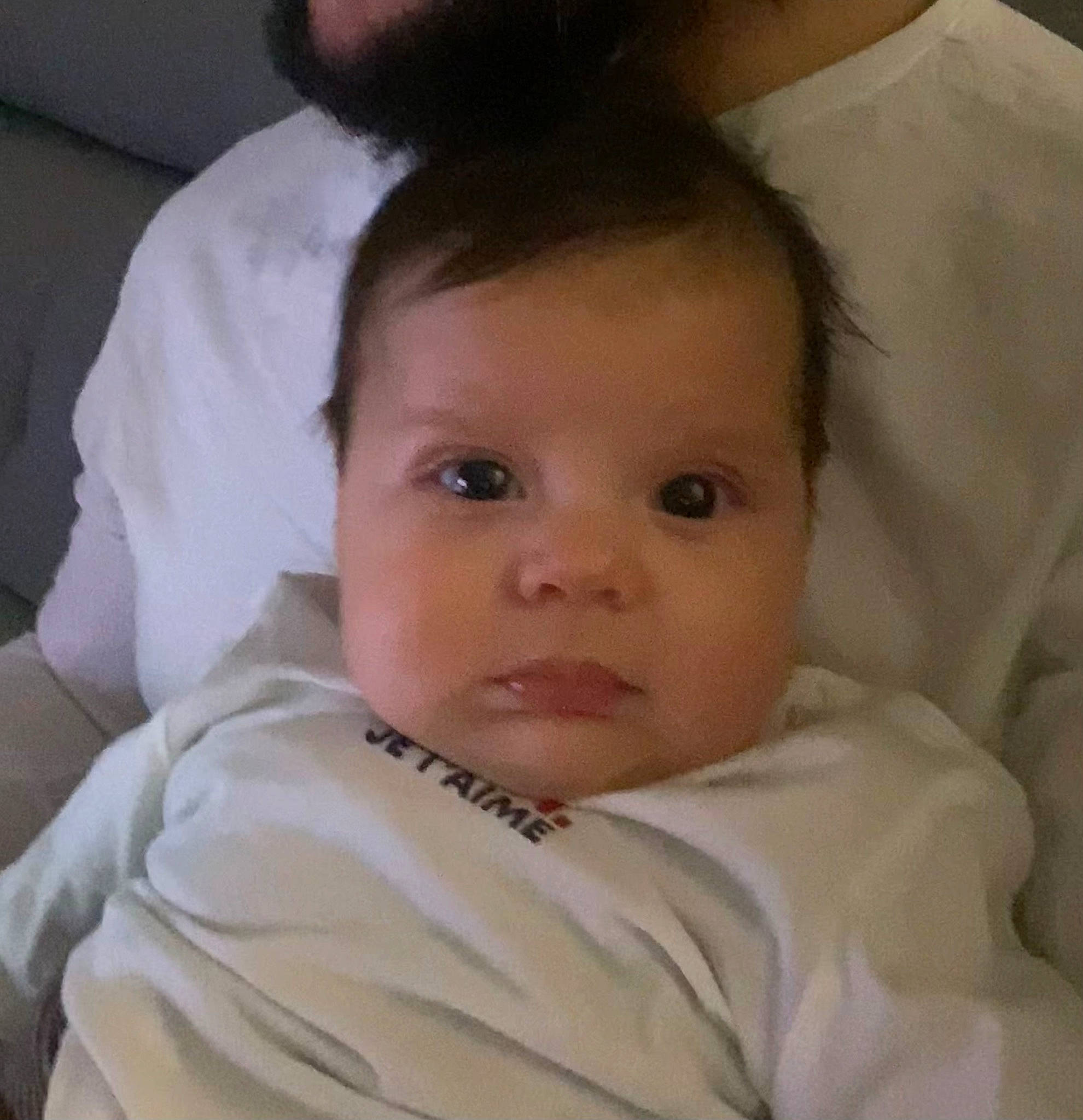 Bora participe au concours pour gagner de l'argent avec cette photo : arm, baby, baby_toddler_clothing, cheek, child, close_up, comfort, ear, eyelash, forehead, gesture, happy, human_body, iris, lip, nose, person, sleeve, smile, thumb