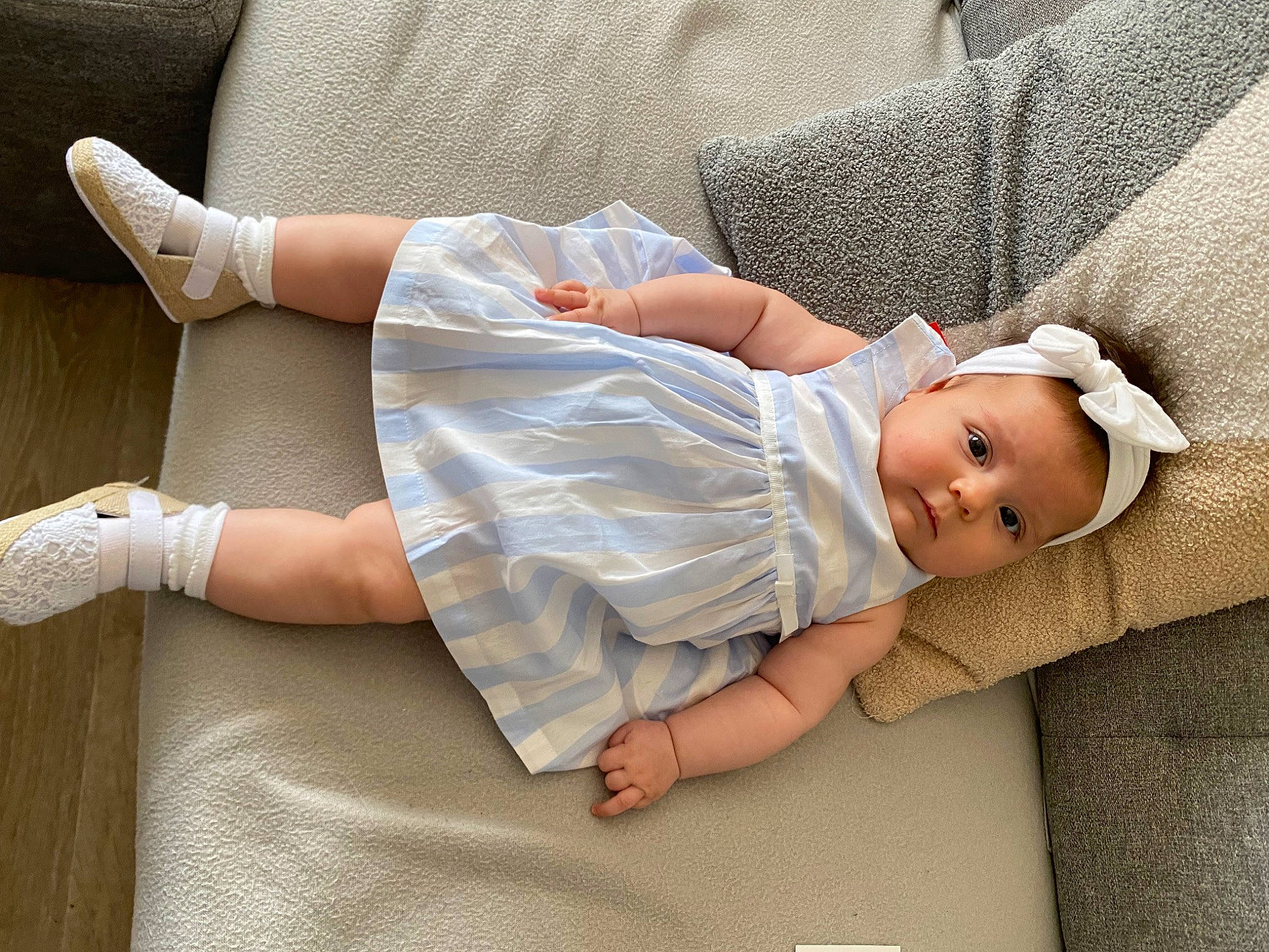 Bora a rejoint le concours — aidez-le/la à gagner de superbes lots ! baby, baby_toddler_clothing, child, comfort, finger, flooring, foot, glasses, hand, hat, human_body, human_leg, joint, knee, leg, person, skin, sleeve, thigh, toddler