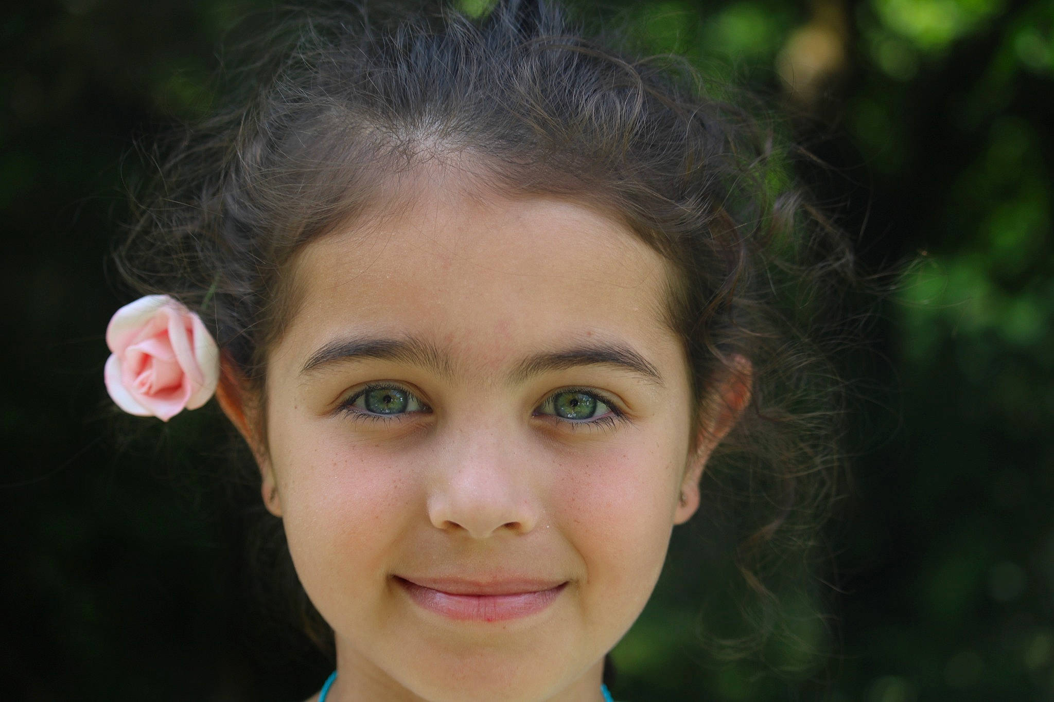 Maylis participe au concours pour gagner de l'argent avec cette photo : black_hair, cheek, chin, ear, eye, eyebrow, eyelash, flash_photography, flower, forehead, grass, happy, head, joy, lip, neck, nose, person, petal, plant