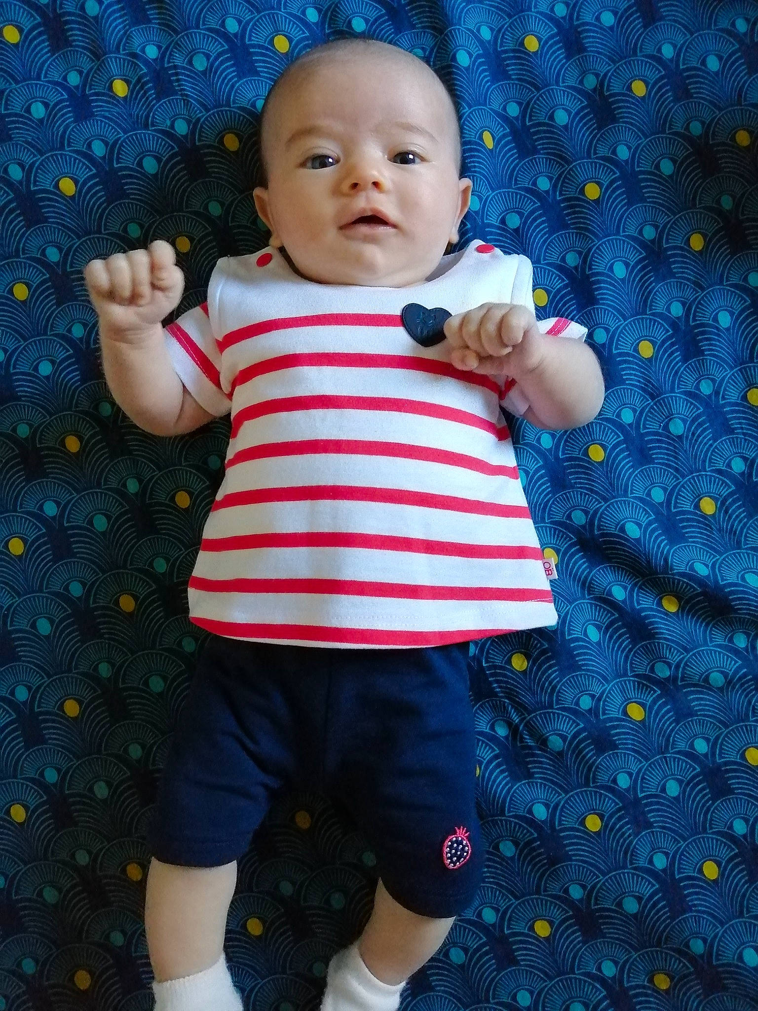 Ambre a rejoint le concours — aidez-le/la à gagner de superbes lots ! azure, baby, baby_toddler_clothing, blue, child, cool, face, happy, pattern, person, photograph, pink, red, shorts, skin, sleeve, standing, t_shirt, textile, toddler