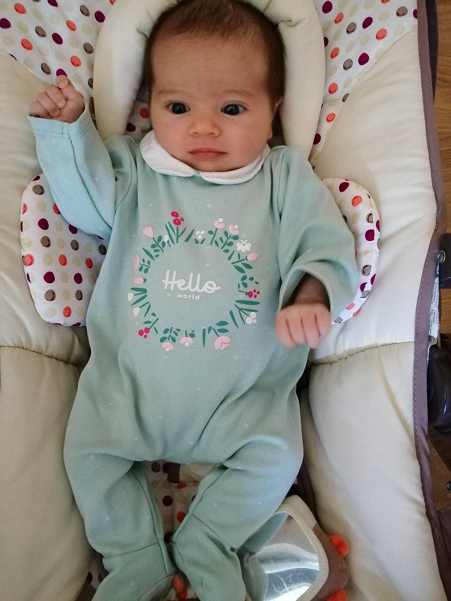 Ambre participe au concours pour gagner de l'argent avec cette photo : baby, baby_products, baby_safety, baby_toddler_clothing, cheek, child, collar, comfort, eye, face, head, linens, pattern, person, pink, sitting, skin, sleeve, t_shirt, toddler