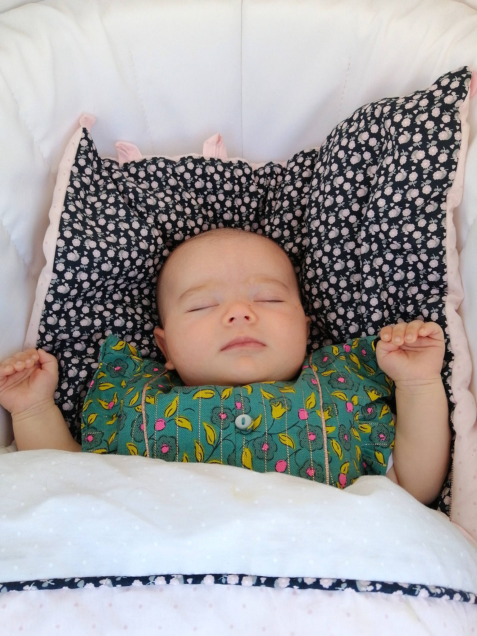 Ambre participe au concours pour gagner de l'argent avec cette photo : baby, baby_sleeping, baby_toddler_clothing, bed, bed_sheet, bedding, bedroom, child, comfort, couch, linens, mammal, pattern, person, pillow, rectangle, room, sleeve, textile, throw_pillow