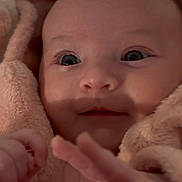 Lily-Rose a rejoint le concours — aidez-le/la à gagner de superbes lots ! baby, infant, face, hands, blanket, pink, cozy, soft, cute, child, newborn, expression, portrait, warm, clothing, fuzzy, closeup, skin, adorable, young
