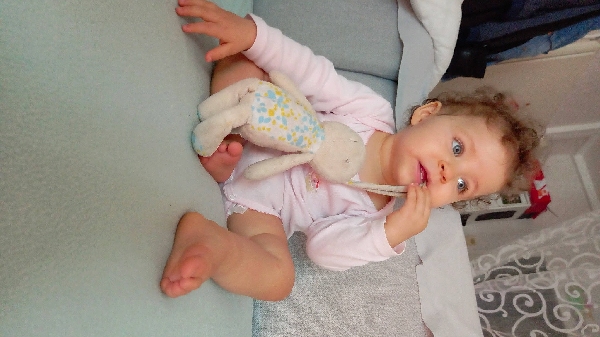 Layana participe au concours pour gagner de l'argent avec cette photo : abdomen, baby, baby_products, baby_toddler_clothing, cheek, comfort, finger, foot, gesture, hand, human_leg, leg, mouth, nail, person, sitting, skin, thigh, thumb, toddler