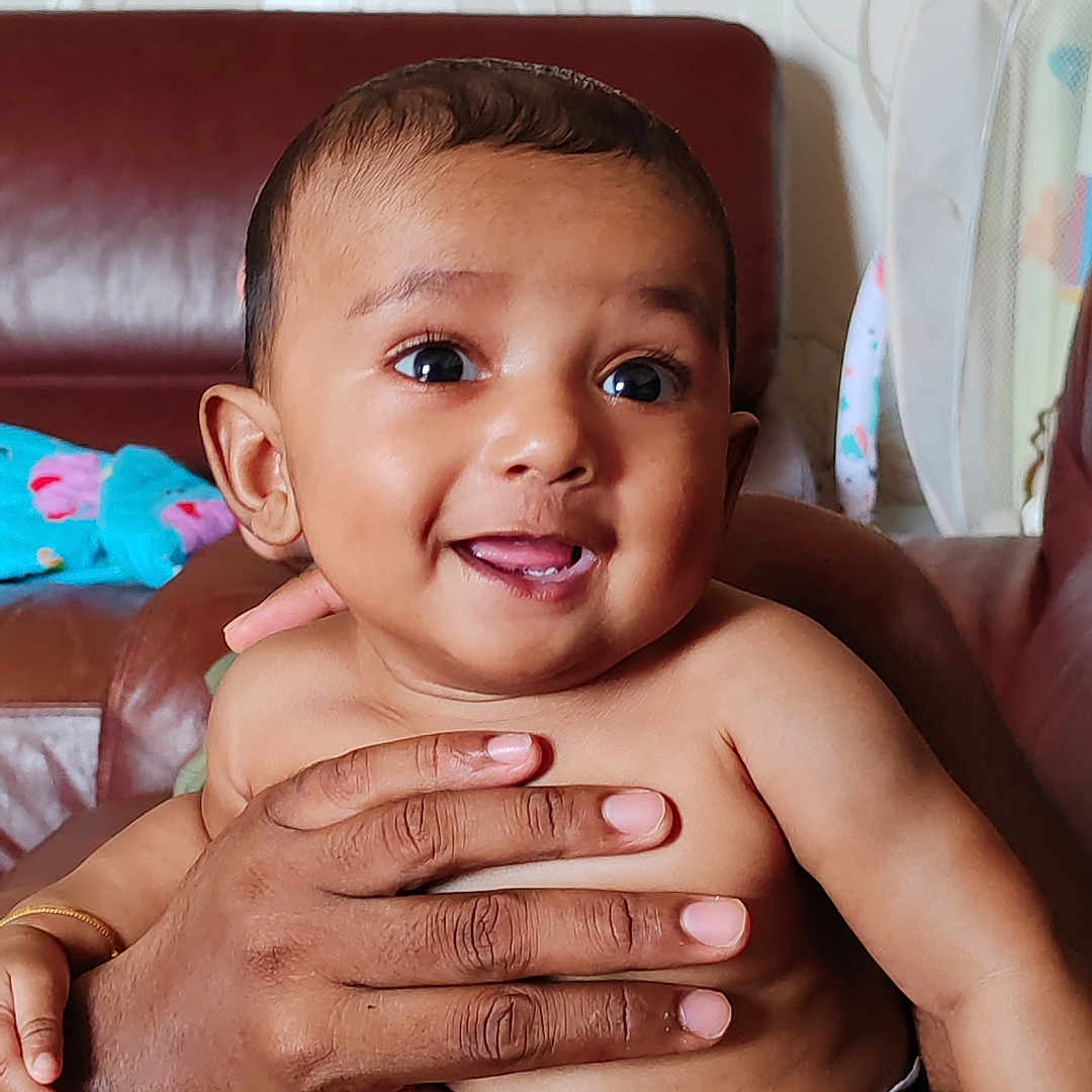 Evynn participe au concours pour gagner de l'argent avec cette photo : baby, child, comfort, couch, cute, diaper, expression, family, floral, hands, happy, indoor, infant, leather, lion, person, seated, skin, smiling, wallpaper