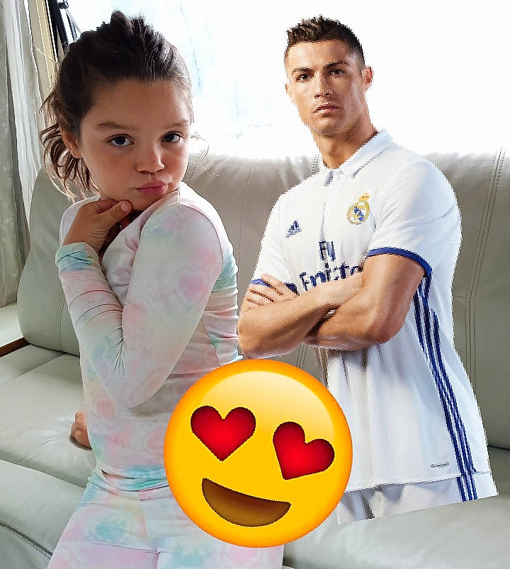 Cylianna participe au concours pour gagner de l'argent avec cette photo : arm, calabaza, child, cool, fun, gesture, gourd, happy, jack_o_lantern, orange, person, pumpkin, shorts, sitting, sleeve, smiley, sportswear, t_shirt, trick_or_treat, vegetable