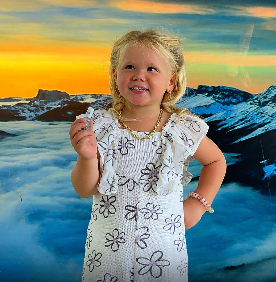 Victoire a rejoint le concours — aidez-le/la à gagner de superbes lots ! azure, body_of_water, daytime, eye, face, flash_photography, fun, gesture, hair, hairstyle, happy, head, joy, people_in_nature, person, skin, sky, sleeve, smile, standing