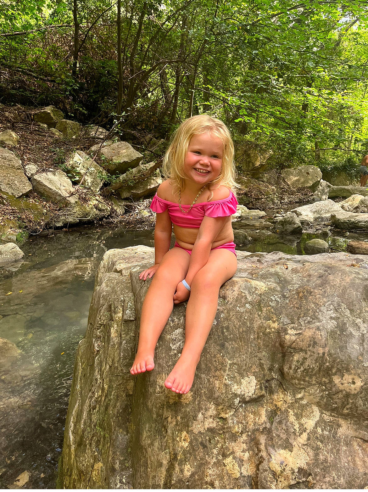 Victoire a rejoint le concours — aidez-le/la à gagner de superbes lots ! beauty, bedrock, blond, brown_hair, child, eye, forest, fun, grass, happy, joy, landscape, leisure, natural_landscape, people_in_nature, person, plant, smile, swimwear, thigh