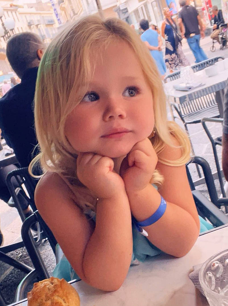 Victoire participe au concours pour gagner de l'argent avec cette photo : chair, child, comfort_food, eating, event, fast_food, food, fun, happy, ingredient, junk_food, leisure, person, recreation, sitting, skin, table, tableware, thumb, toddler