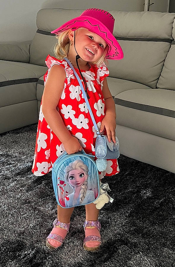 Victoire a rejoint le concours — aidez-le/la à gagner de superbes lots ! baby_toddler_clothing, beauty, clothing, cool, couch, flash_photography, happy, hat, headwear, human_leg, joint, knee, magenta, pattern, person, pink, shoe, sleeve, sun_hat, thigh