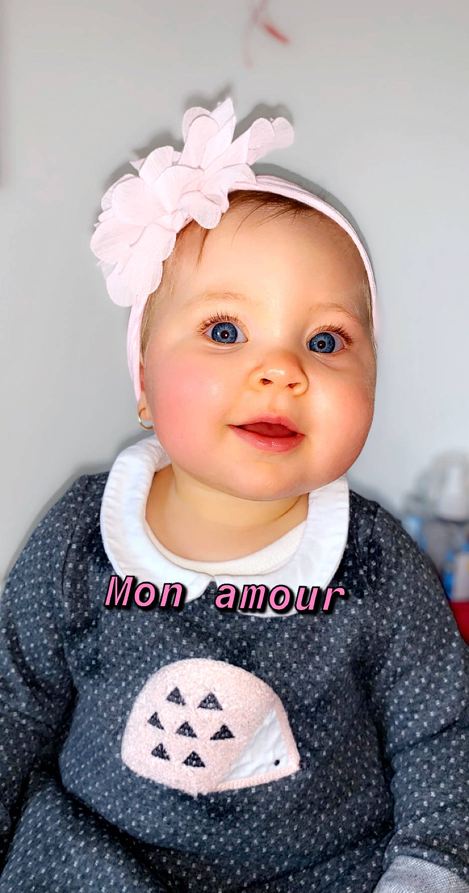 Tahina a rejoint le concours — aidez-le/la à gagner de superbes lots ! baby, baby_toddler_clothing, child, ear, fashion_accessory, hair_accessory, head, headband, headgear, headwear, outerwear, person, smile, toddler