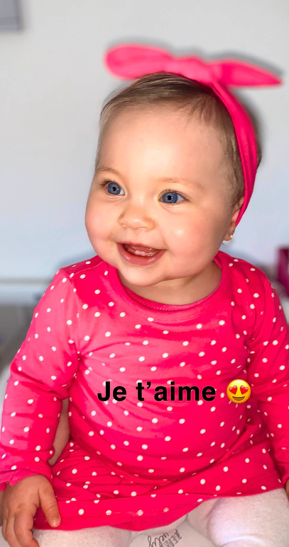 Tahina a rejoint le concours — aidez-le/la à gagner de superbes lots ! baby, baby_toddler_clothing, cheek, child, child_model, design, face, hair_accessory, happy, head, joy, lip, magenta, pattern, person, pink, polka_dot, skin, smile, toddler