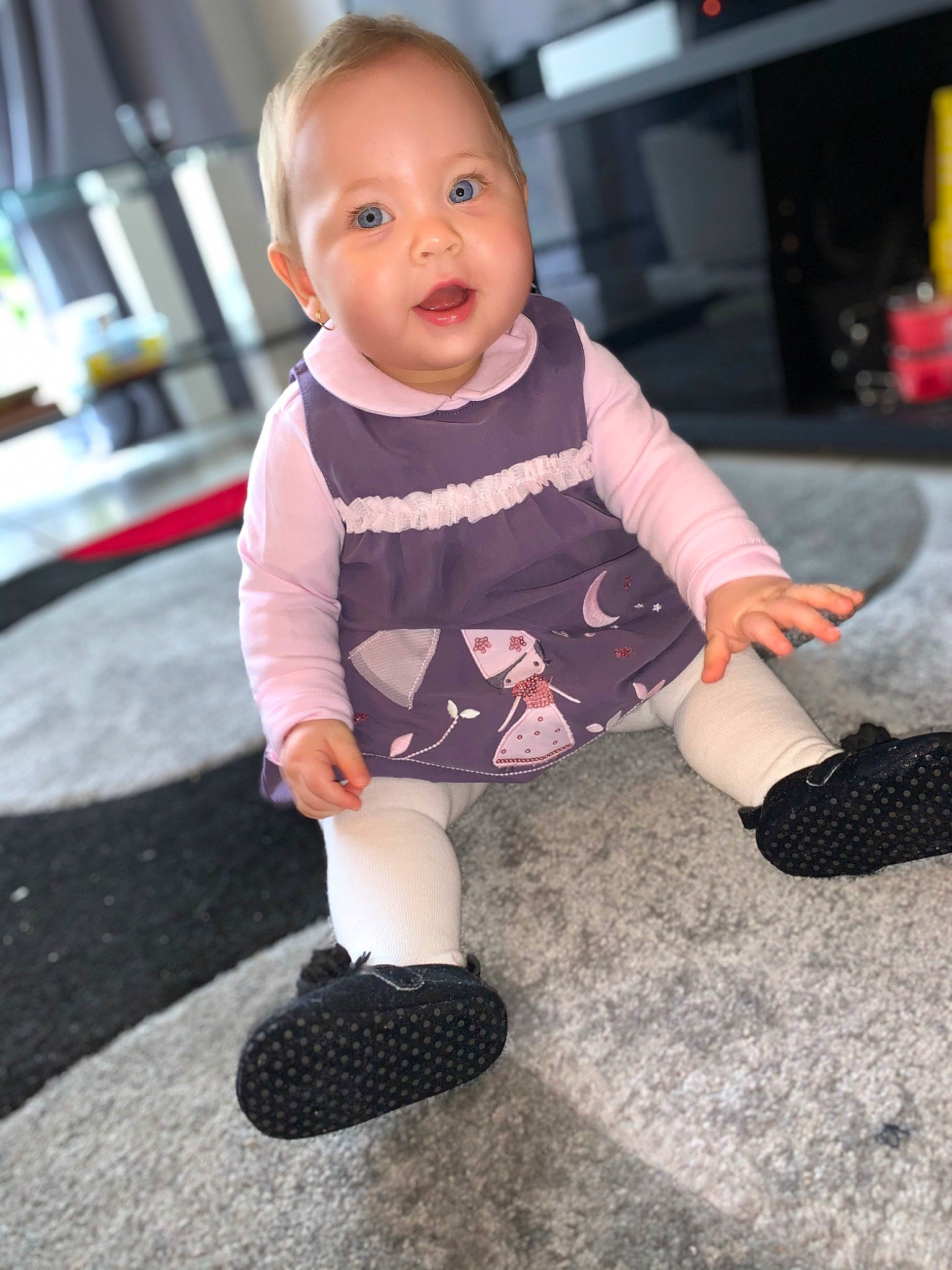 Tahina a rejoint le concours — aidez-le/la à gagner de superbes lots ! baby, baby_toddler_clothing, beauty, cheek, child, child_model, design, footwear, head, leg, outerwear, pattern, person, play, shoe, sitting, skin, sleeve, smile, t_shirt