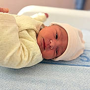 Inaya a rejoint le concours — aidez-le/la à gagner de superbes lots ! newborn, baby, infant, hat, blanket, soft, sleeping, clothing, closeup, bed, resting, cute, small, person, human, portrait, warm, comfort, hand, indoors