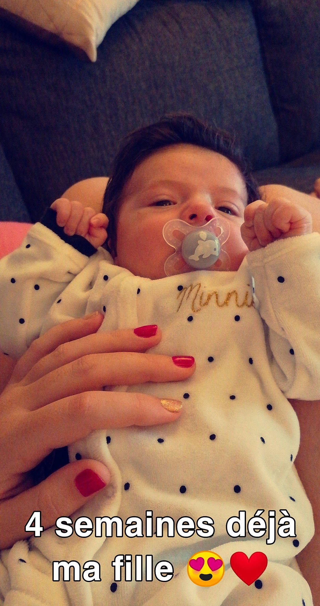 Lexa participe au concours pour gagner de l'argent avec cette photo : abdomen, baby, baby_products, baby_toddler_clothing, cheek, child, drinking, eyelash, finger, flesh, human, nail, navel, organ, person, polka_dot, skin, stomach, trunk, waist