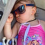 Nélia participe au concours pour gagner de l'argent avec cette photo : toddler, child, sleeping, sunglasses, pink_clothing, cartoon_print, toy_giraffe, stroller, necklace, hand, face, ear, hair, skin, baby, outdoor, cute, peaceful, closeup, infant