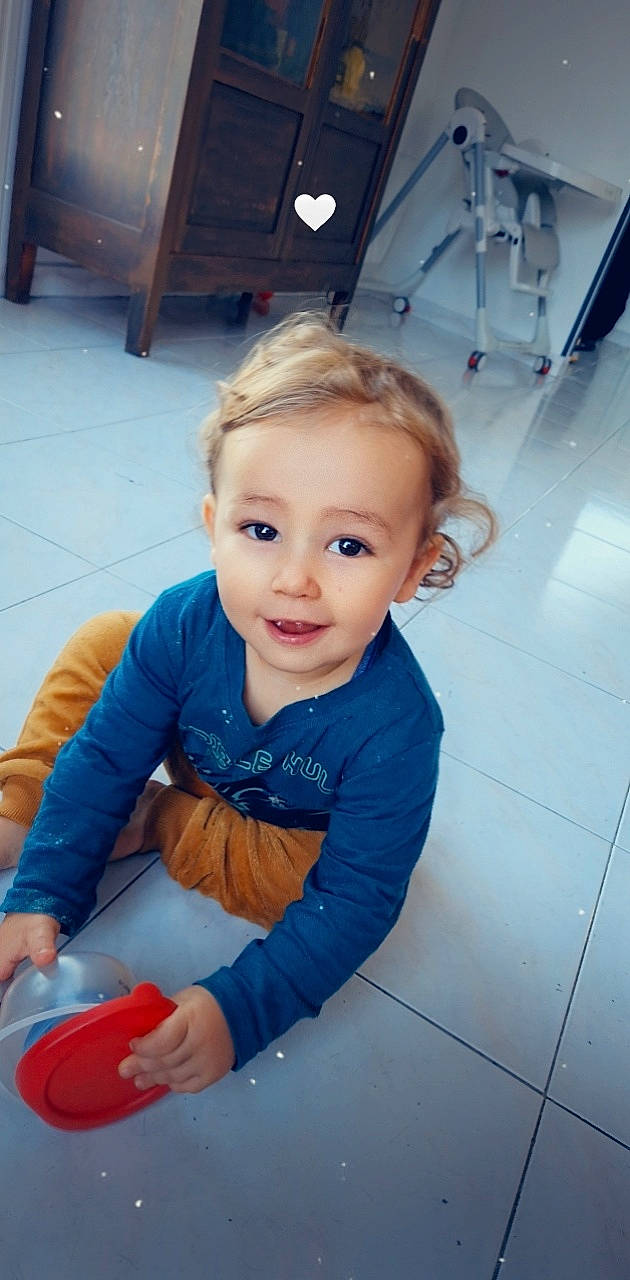 Amaro a rejoint le concours — aidez-le/la à gagner de superbes lots ! baby_toddler_clothing, cheek, child, comfort, electric_blue, eye, floor, flooring, fun, happy, human_body, iris, leisure, person, recreation, sitting, skin, sleeve, smile, standing