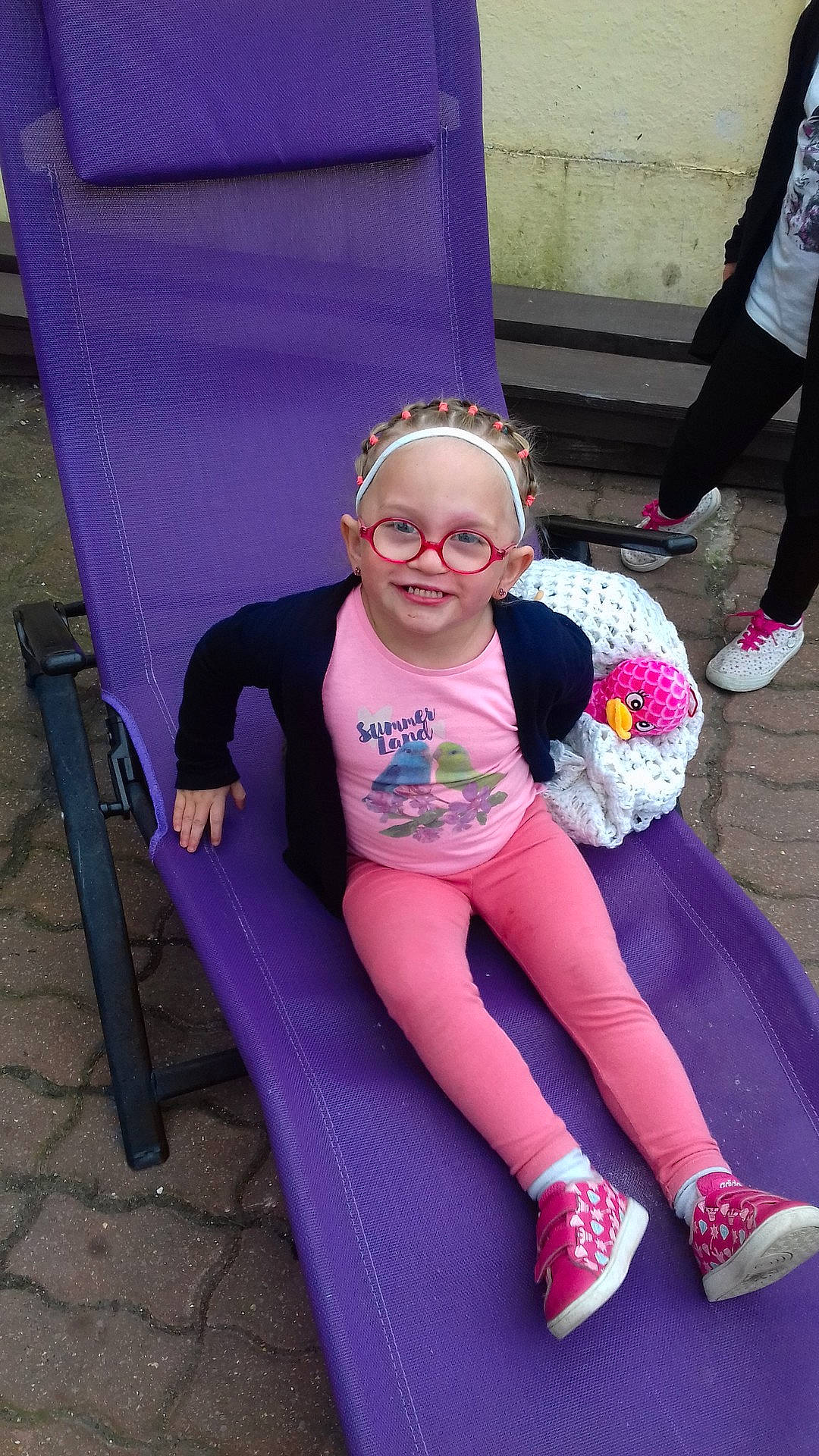 Sephora a rejoint le concours — aidez-le/la à gagner de superbes lots ! child, cool, costume, fun, girl, glasses, joy, leg, magenta, person, pink, product, purple, sitting, smile, toddler, vacation, vision_care