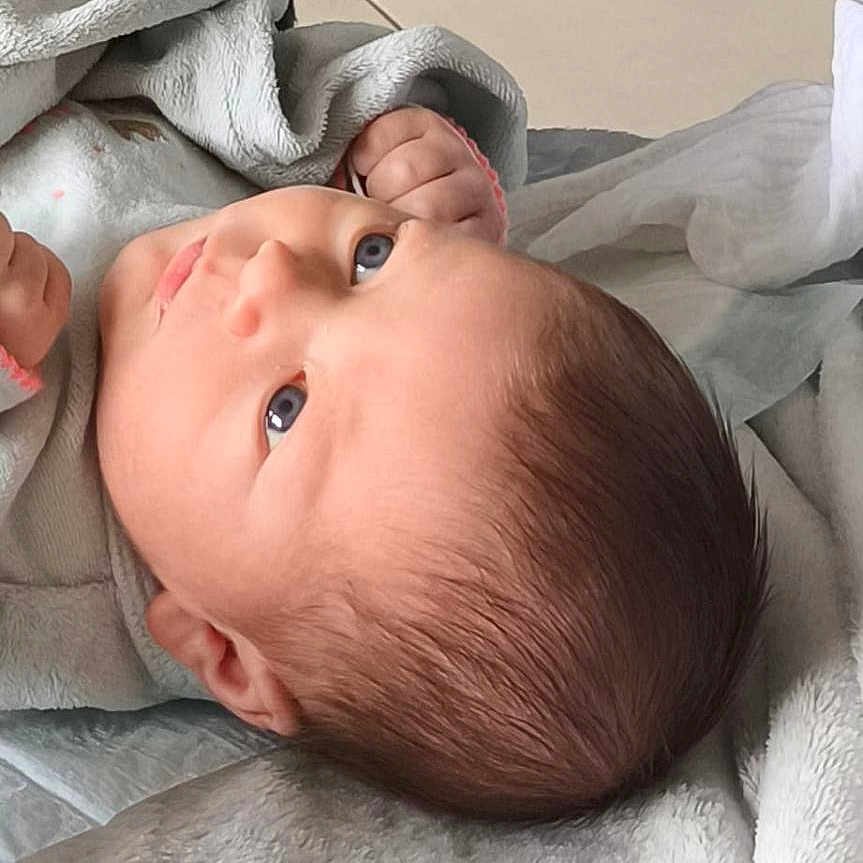 Santiago a rejoint le concours — aidez-le/la à gagner de superbes lots ! architecture, baby, bed, blanket, bodypart, building, cutlery, face, furniture, happy, head, hospital, newborn, person, photography, portrait, quilt, smile, spoon, towel