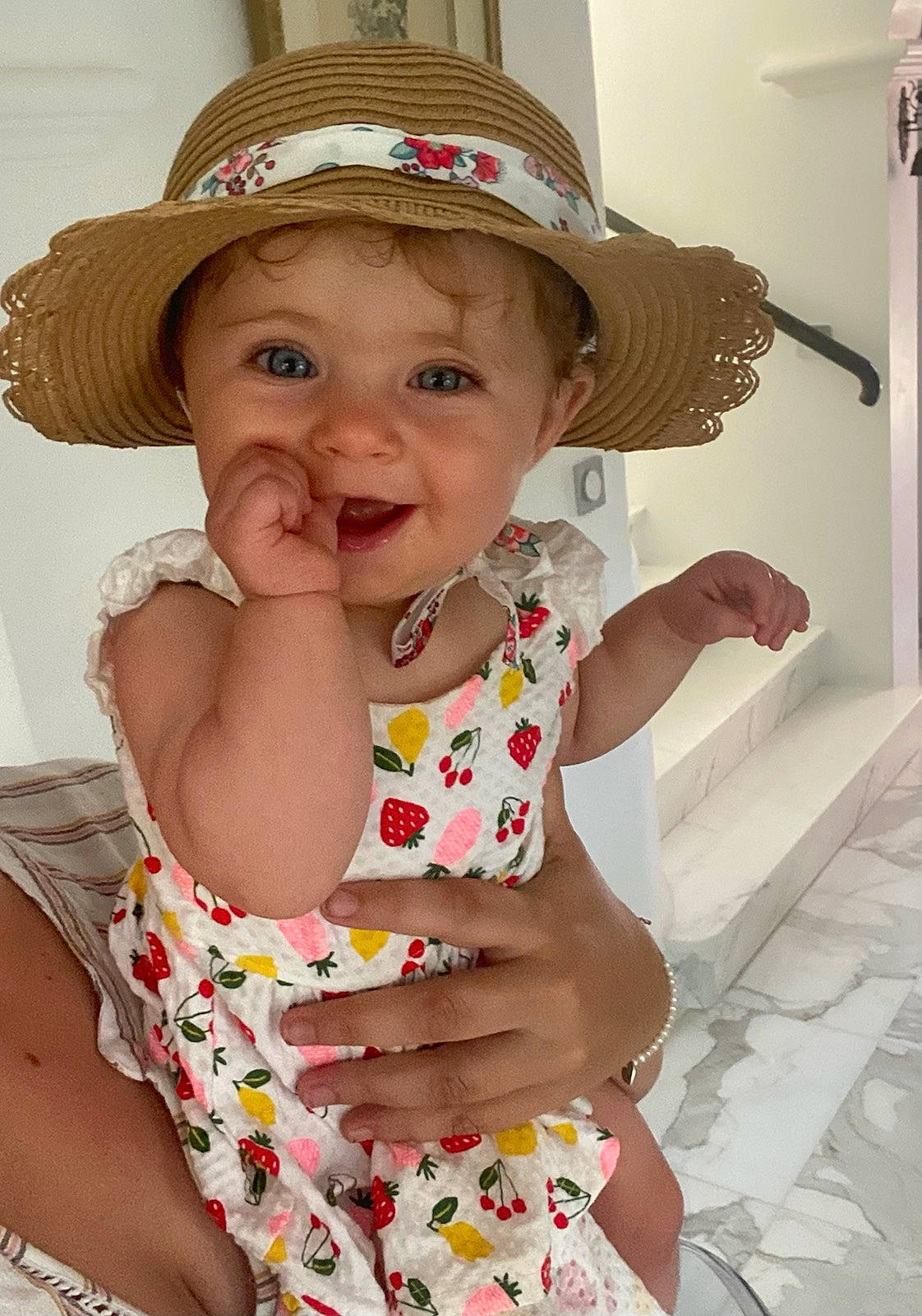 Louise a rejoint le concours — aidez-le/la à gagner de superbes lots ! arm, baby, baby_toddler_clothing, cheek, child, face, finger, fun, happy, hat, head, headwear, lip, mouth, person, pink, skin, sleeve, smile, toddler