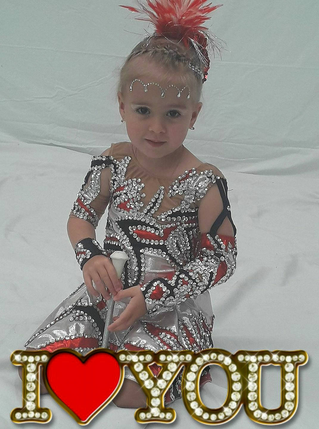 Miley a rejoint le concours — aidez-le/la à gagner de superbes lots ! child, child_model, costume, fashion_accessory, hair_accessory, headpiece, person, visual_arts