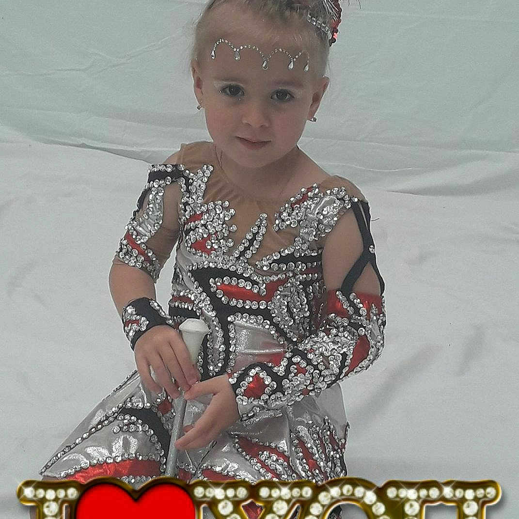 Miley a rejoint le concours — aidez-le/la à gagner de superbes lots ! child, child_model, costume, fashion_accessory, hair_accessory, headpiece, person, visual_arts
