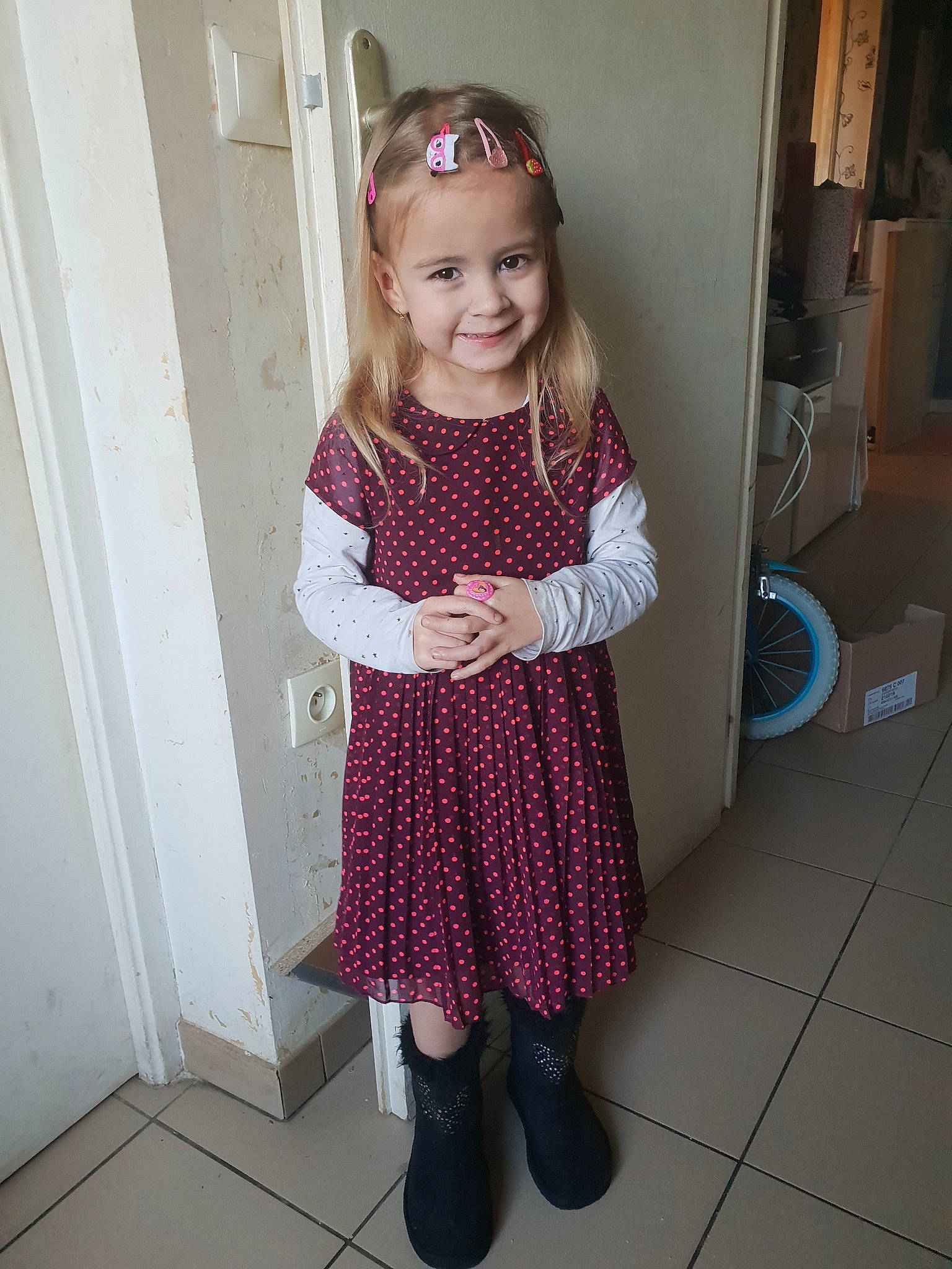 Miley a rejoint le concours — aidez-le/la à gagner de superbes lots ! child, child_model, clothing, costume, dress, fashion_accessory, footwear, joy, outerwear, pattern, person, pink, purple, shoe, sleeve, smile, textile, tights, toddler, wool