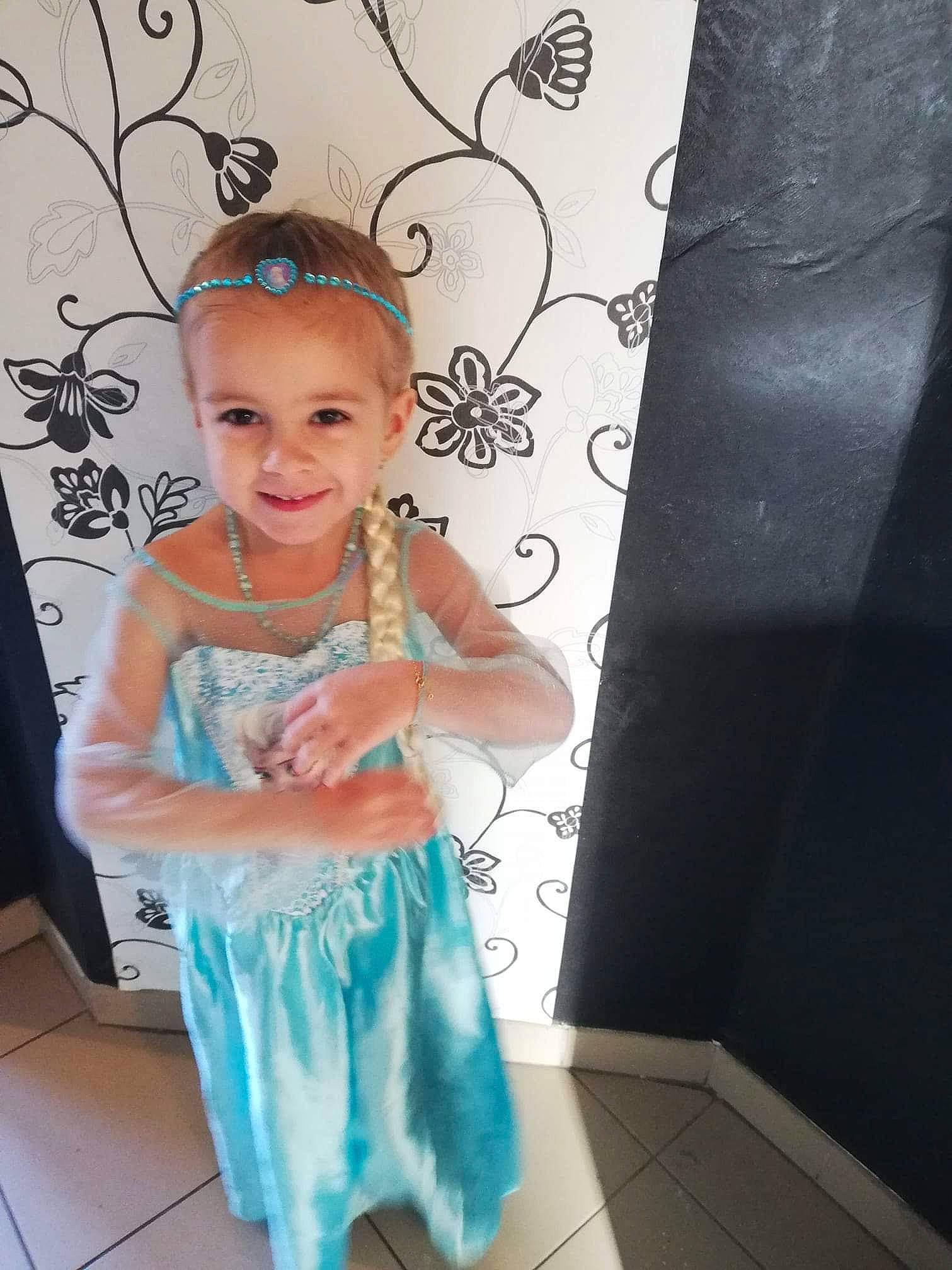 Miley a rejoint le concours — aidez-le/la à gagner de superbes lots ! baby, blue, child, costume, dress, face, head, joy, person, room, smile, textile, toddler
