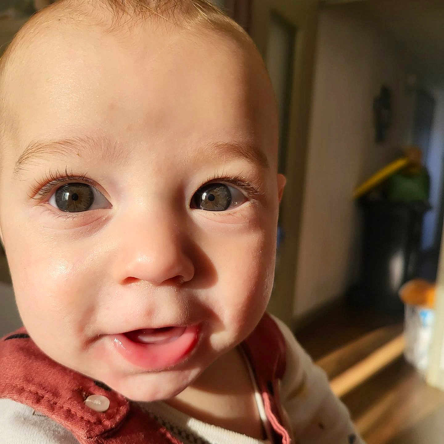 Marley participe au concours pour gagner de l'argent avec cette photo : baby, child, close_up, clothing, cute, expression, eyes, face, hair, hand, indoors, infant, light, mouth, person, portrait, skin, smile, sunlight, warm