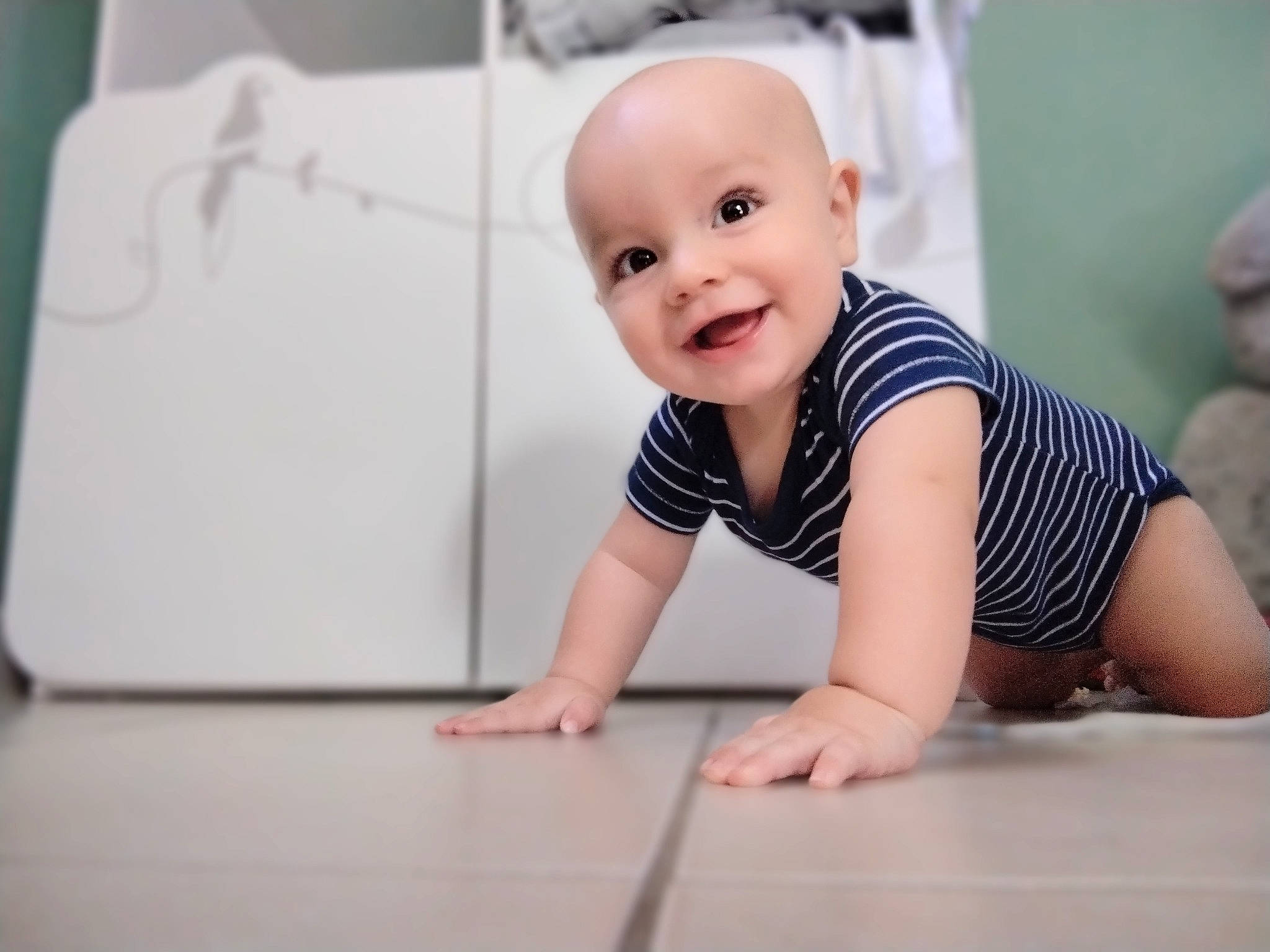 Logan participe au concours pour gagner de l'argent avec cette photo : baby, baby_crawling, baby_toddler_clothing, cheek, crawling, flash_photography, floor, flooring, fun, happy, hardwood, human_leg, joy, knee, leisure, person, sleeve, smile, sportswear, t_shirt