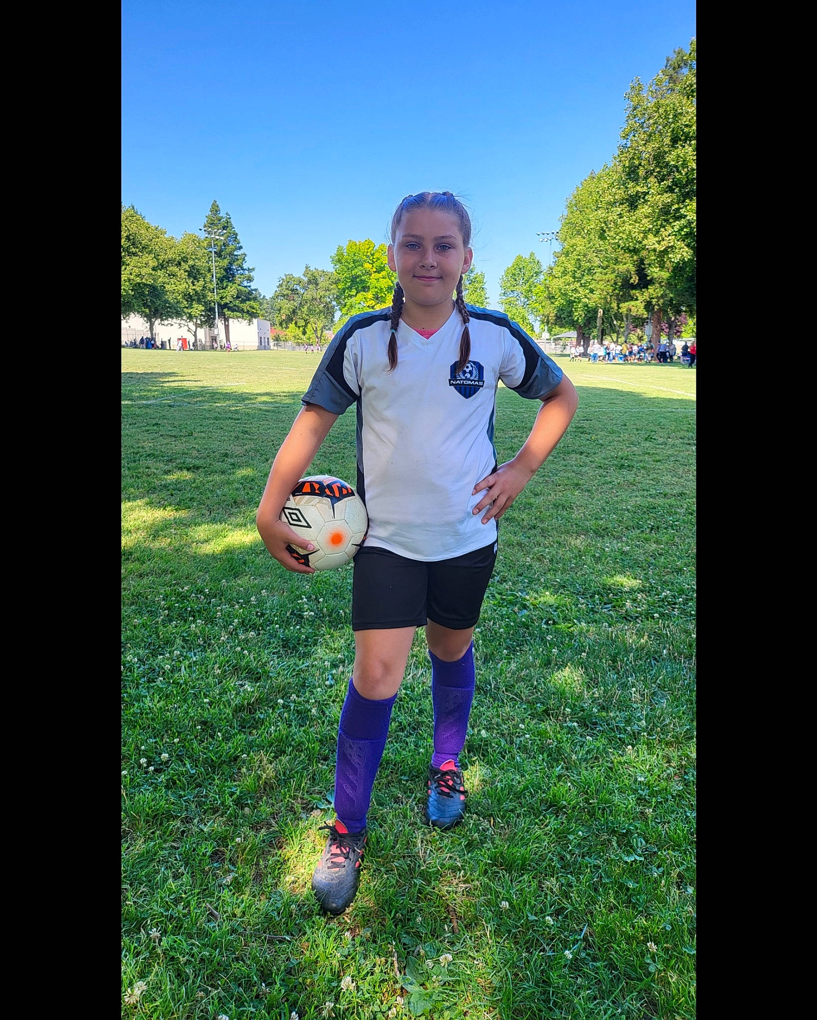 Aura Renn is registered to the contest to win money with this photo: ball, ball_game, football, fun, grass, joy, knee, leisure, mammal, person, plant, player, shorts, sky, soccer, soccer_ball, sports, sports_equipment, sports_uniform, sportswear