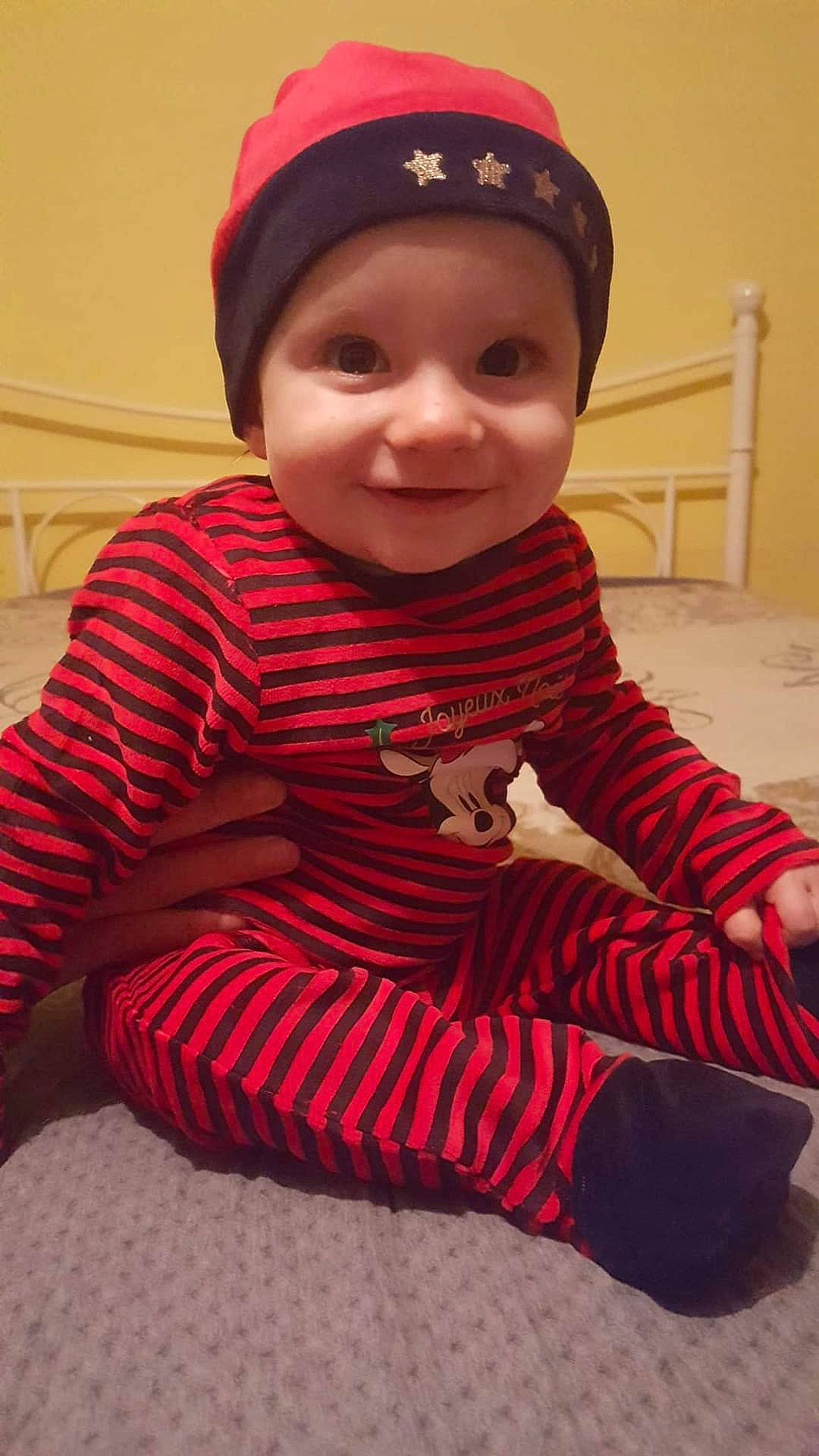 Leeroy a rejoint le concours — aidez-le/la à gagner de superbes lots ! baby_toddler_clothing, cap, cheek, chin, clothing, facial_expression, finger, happy, head, headwear, human_body, joy, lip, neck, nose, outerwear, person, skin, sleeve, smile