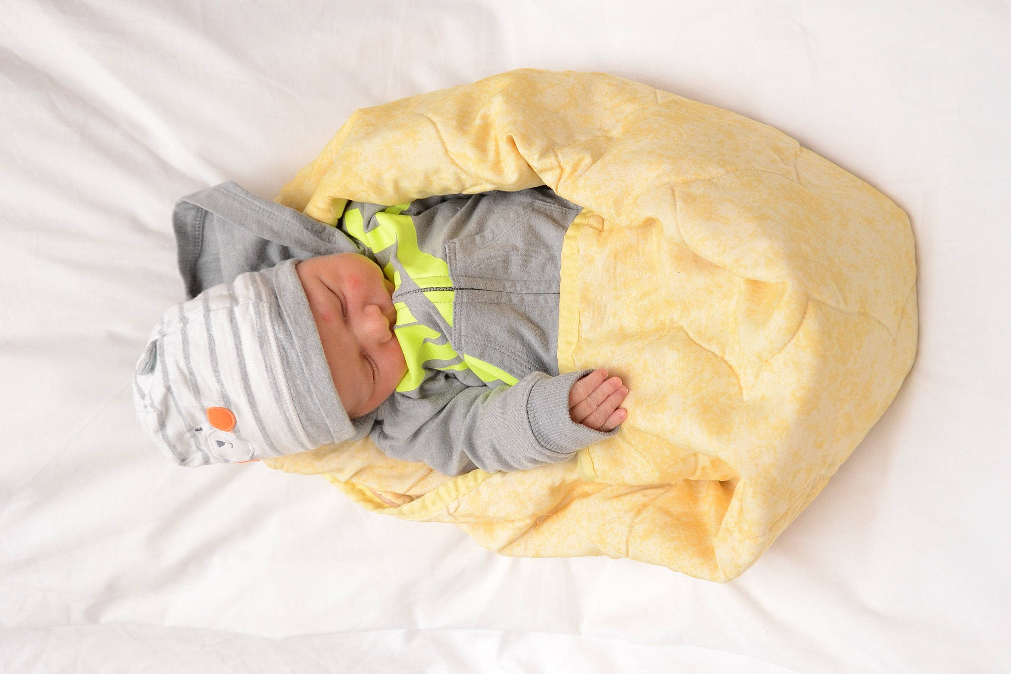 Leeroy participe au concours pour gagner de l'argent avec cette photo : baby, baby_products, baby_safety, baby_sleeping, baby_toddler_clothing, bag, bed, bedding, bedtime, comfort, font, head, headwear, infant_bed, khaki_pants, linens, nap, person, personal_protective_equipment, sleep