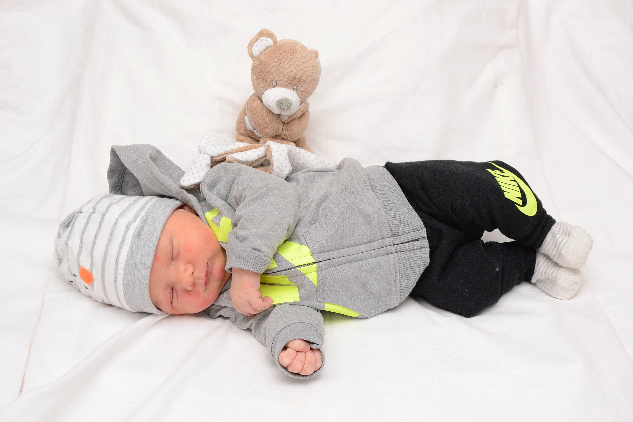 Leeroy participe au concours pour gagner de l'argent avec cette photo : baby, baby_products, baby_sleeping, baby_toddler_clothing, bed, bedtime, child, comfort, elbow, flooring, font, gesture, headwear, knee, linens, person, product, room, service, sleeve